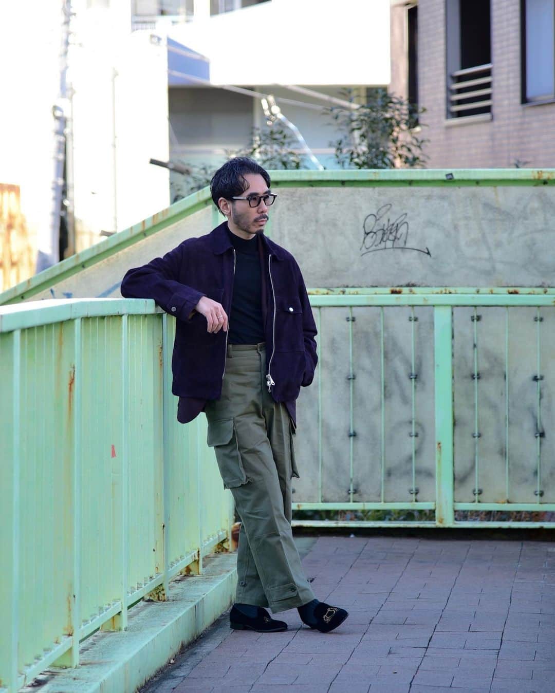 のインスタグラム：「. . A navy color with a slightly more mature atmosphere than the loden color. Dare to coordinate military pants... . . ローデンカラーより少し大人っぽく色気のあるネイビーカラー。@cinquanta_official  ミリタリーアイテムとの相性ももちろん良いですが、ドレッシーな色味のジャケットやラグジュアリー感のあるシューズなんかを合わせても良きアンバランス感。 . .  Glasses- @jacquesmariemage  Flight jacket- @cinquanta_official  Jacket- @ring_jacket  Pants- @tangent.clothing_official  Knit- @drumohr  Shoes- @gucci  Acc- @adawat_n_tuareg @hermes  . . #flightjacket #military #jacket #jacketstyle #fashion #vintagewatch #ootd #mensfashion #gentlemanstyle #glasses #menstyle #mensclothing #vintagejewelry #ootdfashion #menswear」