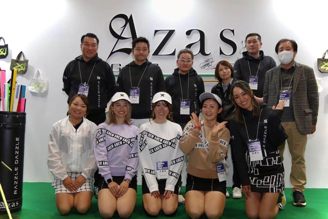 鎌田ハニーのインスタグラム：「ゴルフフェアでは @azasgolf のブースでお手伝いしました⛳️✨ 久しぶりにお会い出来た方も沢山居て楽しかったです☺️💕  今年もイカしたシューズ👟👟 最高のクラブをありがとうございます🏌️‍♀️ 今シーズンも頑張ります🔥 ． #azas #アザス #オーダーシューズ #ゴルフシューズ #golfshoes #lpga #golfer #progolfer #インソール #プロゴルファー #ゴルフ女子 #女子プロゴルファー」