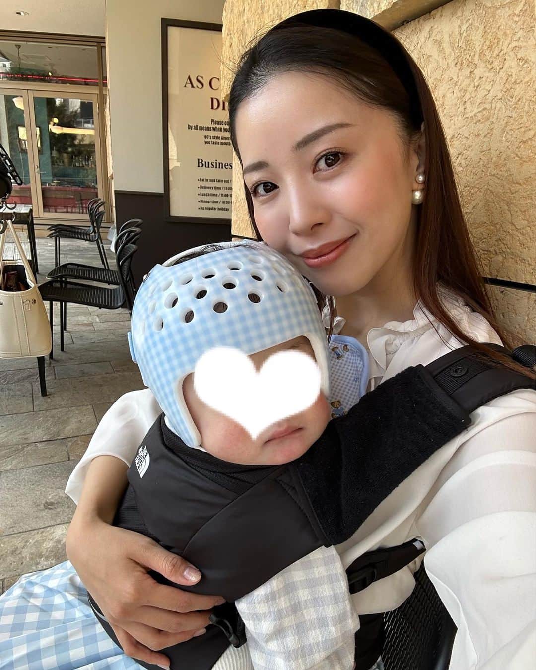 のインスタグラム：「♡ 　 息子とリンクコーデ💙 ⁡ ヘルメットが、ブルーのギンガムチェックだからか やたらとギンガムチェックが目にはいる😂🤍 ⁡ ⁡ #令和4年ベビー#男の子ママ#男の子ベビー#ヘルメット矯正#ギンガムチェック」