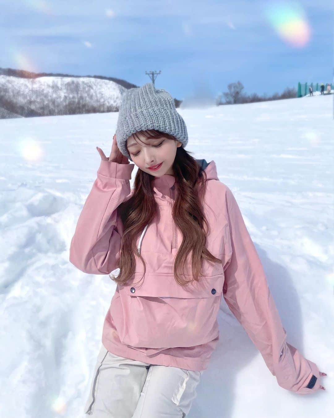 藤咲くるみのインスタグラム：「・ ・ 少し前だけどスノボに行ってきました❄️ 天気良くて最高だった☀️ 今年最初で最後だけど思ったより滑れてよかったぁ⑅◡̈* 来年はもう少し行きたいな🤍 おばあちゃんが作ってくれたニット帽かわちぃ🫶🏻 ・ #スノボ #スノボ女子 #スノボウェア #スノボー初心者 #スノボー好きな人と繋がりたい  ・」