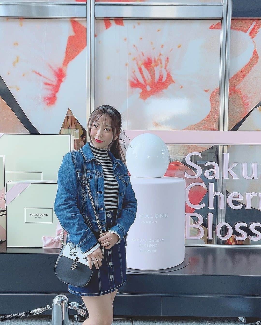 須田理夏子のインスタグラム：「この前お母さんとお出かけした時 六本木でやってたジョーマローンのイベント行ってきた︎💕︎ その後、渋谷に用事があったので用事を済ませ カフェ入ったよ☕️🍰  そして、この日デニムコーデにしました♡ デニム好きのりかにとっては るんるんでした🎶 このデニムのジージャン久しぶりに着た🥰  #ジョーマローン  #JoMaloneLondon  #六本木  #イベント  #カフェ巡り #ケーキ  #チーズケーキ  #Cafe  #渋谷  #デニムコーデ  #デニム好き  #デニム  #ポニーテール #おしゃれ  #me #系統バラバラ系女子 #photo  #photography #followme #ファッション  #fashion  #服装  #ポニーテール  #他撮り  #151cmコーデ  #02line」