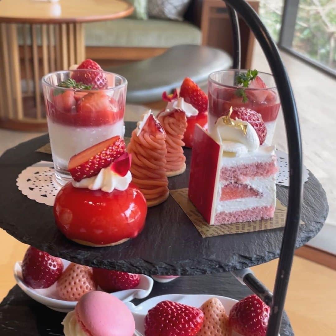 森みはるのインスタグラム：「先日お母さんとアフタヌーンティー🫖🍓 去年の生誕祭で生誕委員さんから頂いたアフタヌーンティーのチケットで行ってきたよ〜☕️ ありがとう！！！」