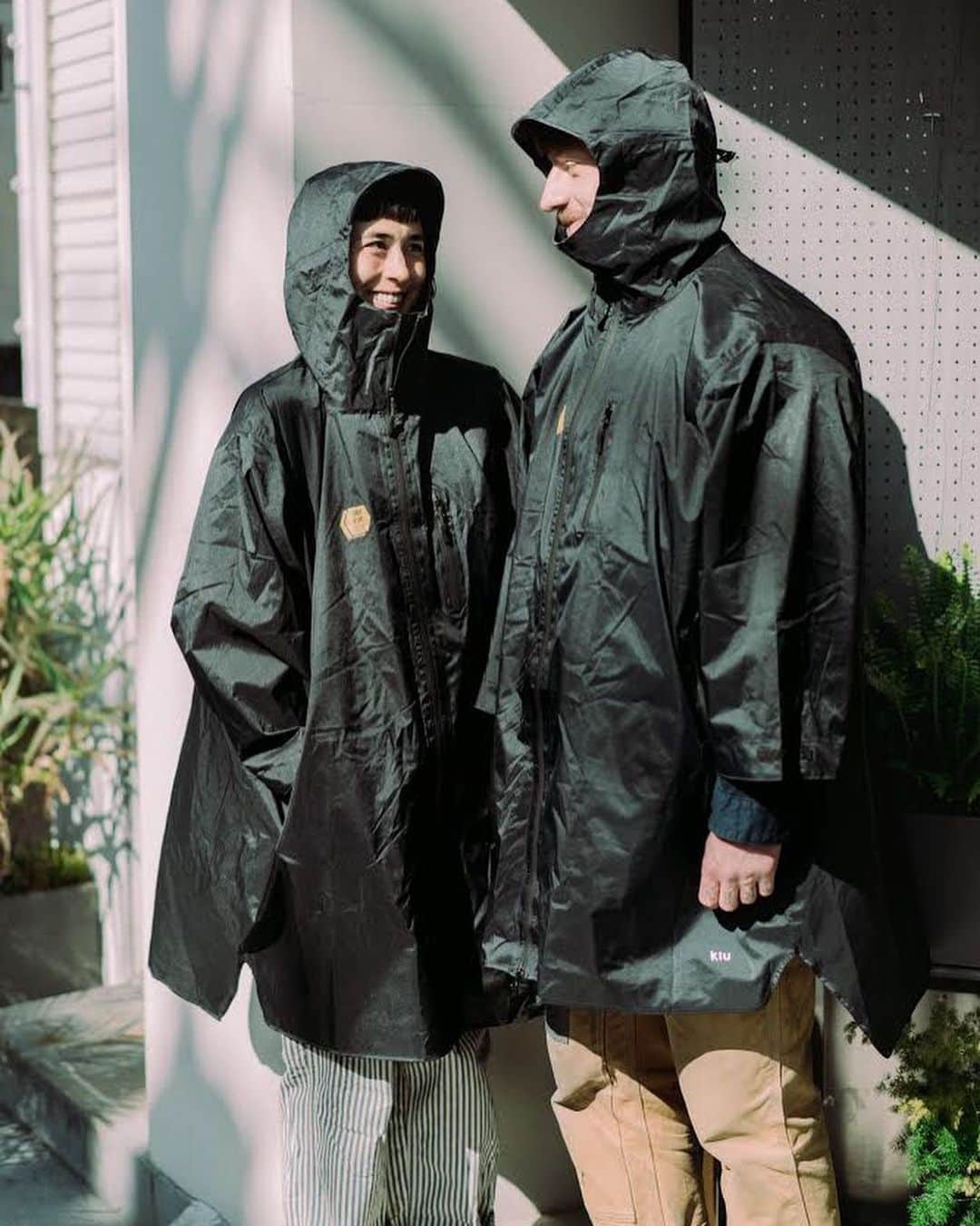 UNBY GENERAL GOODS STOREのインスタグラム：「おしゃれな方々、老若男女、とにかく人気のあるUNBY別注ポンチョが再入荷しております。  よく欠品してしまうことで、謎の幻アイテム化してしまうのですが 定番のアイテムが揃っていてこそのジェネラルグッズストアでしょ！  耐水圧10000ミリ、フードはツバ付き、ハイネック仕様、止水ファスナー、縫い目にはシームテープ。輝くマスタード色のマークがいいでしょう。 KIUポンチョのフルジップで、バックパックを背負ったままでも着脱できます。  アウトドアイベントリーダーが言っていたんです。  「屋外の...イベントで...雨が降ったら...ポンチョは...すげ〜売れます.....」(※こういう喋り方)  でしょうね！！！  皆さーん、キャンプ、フェス、梅雨時期の通勤なんかにもかなり使えますよっ😘 . . . . #unby #unbygeneralgoodsstore  #unbyoriginal  #kiu #ポンチョ」