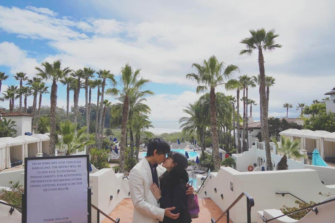 ヤマカイのインスタグラム：「皆さまお祝いありがとうございました🏖 Thank you all🥂 これから婚約動画ちょこちょこ続きます💍 . . . #プロポーズ　#婚約　#ネレアさん　#ヤマカイ #proposal #風強い」