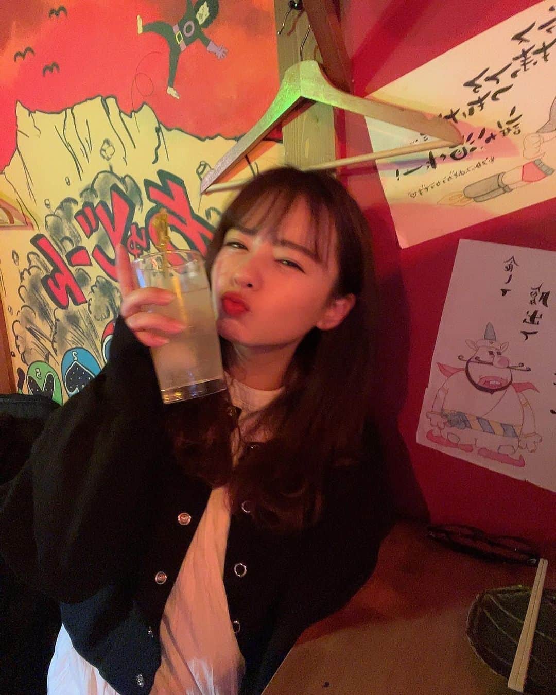 山田菜々のインスタグラム：「あと10年たったら40歳なの...？ って気づいて、(正確にいうとほぼ9年) 20歳からの10年を考えたらほんっとに あっという間で毎日噛み締めて生きなきゃ 気付いたら10年なんてあっという間に すぎていくな〜ととても当たり前なことを話してたら 思い出しました。  そりゃそうだ。 1月や2月とかと今の3月は状況もなにもかも 変わるのだからそれでいいのだけど...！  20歳のときに気付けばよかった！ って今思うことは40歳のときに 同じこと思いたくないからできるだけ いろんなことに気付きたいな〜♡  ...なに言ってるかわかる？😮‍💨笑」