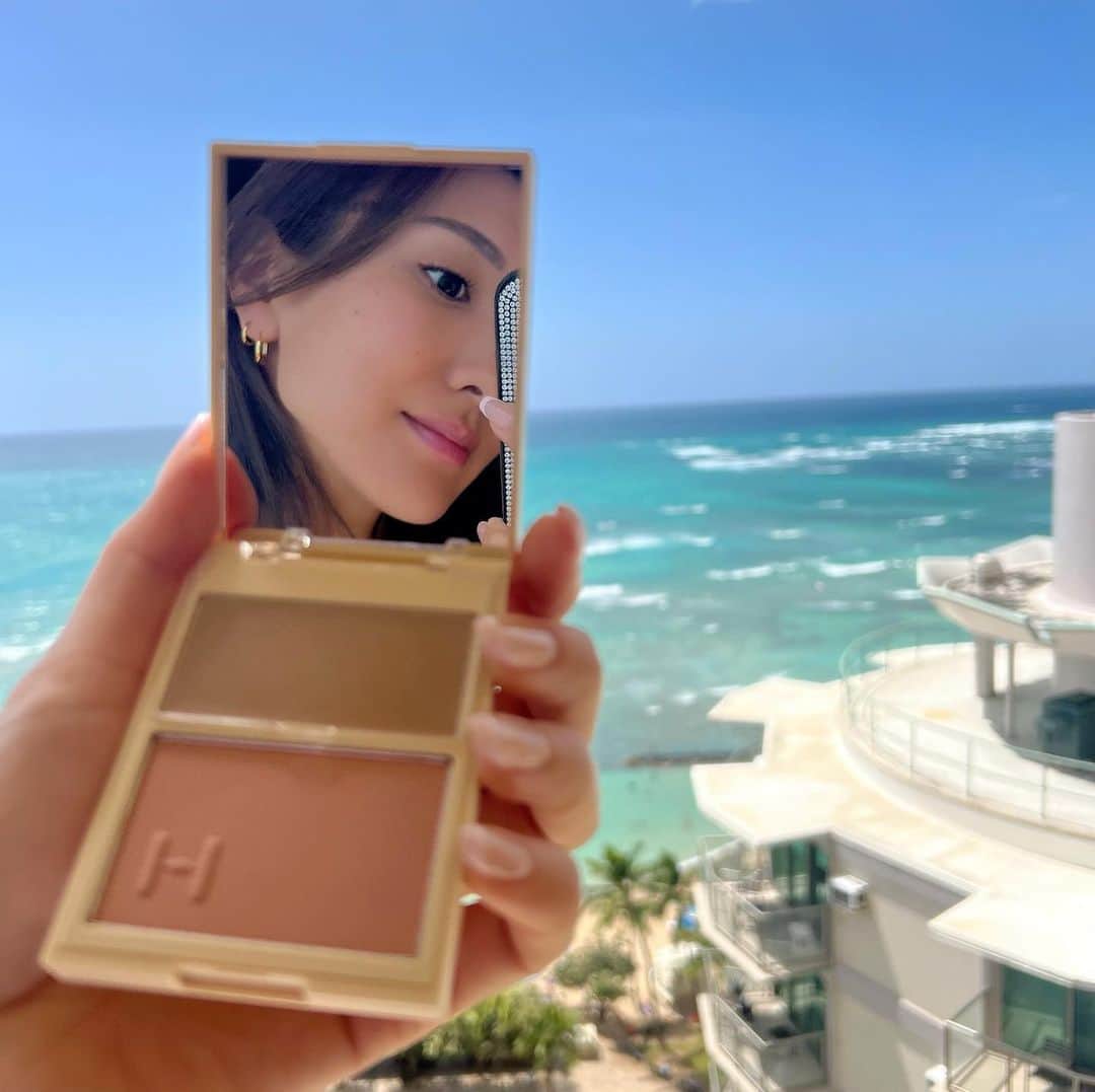 小竹麻美のインスタグラム：「Allure in the air @hince_official_jp 💘  2つのテクスチャーがはいったチーク。ローズベージュが日焼け肌風立体感がでてとってもお気に入りのカラー💘」