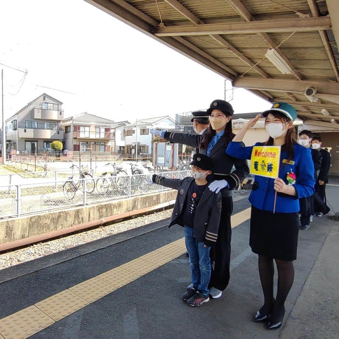 野口啓代さんのインスタグラム写真 - (野口啓代Instagram)「1日駅長👩🏻‍✈️🎫 そして関東鉄道 竜ヶ崎線の電車が”野口啓代号”に大変身🚃😍✨  先日行われたイベントにご参加頂いたみなさま、ありがとうございました！天気も良く☀️電車でクイズ大会や電車と綱引き大会も盛り上がりました👨‍👩‍👧‍👦🚉車内アナウンスにも初挑戦🎙  この野口啓代号は3月の土曜日に乗車することが出来るので、電車好きな方は是非乗ってみてくださいね🚃🚃💨  #龍ケ崎市駅  #佐貫駅 #竜ヶ崎駅 #関東鉄道 #1日駅長」3月13日 20時31分 - noguchi_akiyo