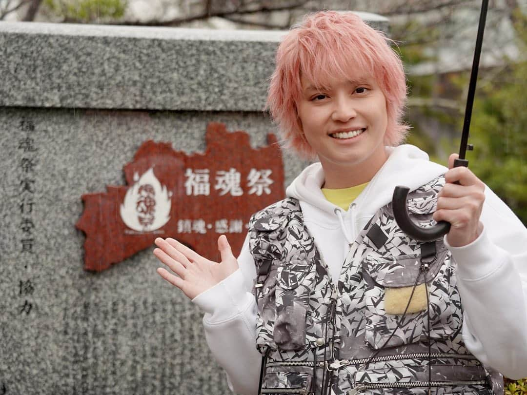 手越祐也さんのインスタグラム写真 - (手越祐也Instagram)「Twitterにも書いたけど今日は福島に行ってきました。 2021年から深く福島に関わらせてもらって、西田町で手越米を作ったり甘酒作ったり福魂祭にも参加させてもらっています。 そして今年もサプライズで未来の日本を担ってく中学生の卒業式に行ってきました✌️ 毎年みんなからパワーをもらって帰ってくるんだけど今年もすごいたくさんのパワーをもらったよ♪ どんな感じで福島で過ごしていたかは近々YouTubeにアップされる予定なのでぜひ見て欲しいな😊  #手越祐也 #yuyategoshi #福島 #福魂祭  #卒業おめでとう  #みんな可愛かった  #手越村」3月13日 20時25分 - yuya.tegoshi1054