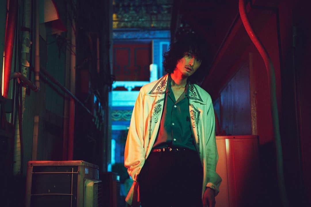 君嶋麻耶のインスタグラム：「⚡️⚡️⚡️  photographer: @keecoroma  hair&make: @kyoko.owada   #fashion #mensfashion #styling  #photo #photograph #photographer  #hair #hairstyle #hairmake #actor #作品撮り」