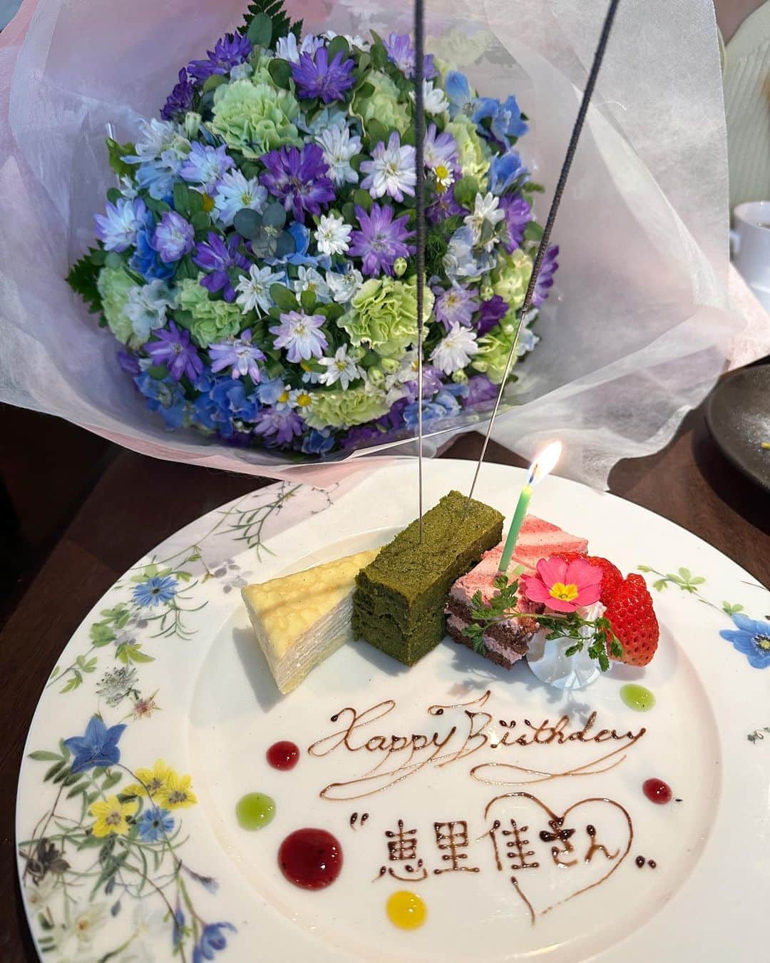 山川恵里佳さんのインスタグラム写真 - (山川恵里佳Instagram)「@flowers.0528   お祝いしてくれてありがとう❤︎ 愛いっぱいの花束とひーひゃんの笑顔でしあわせよ💐」3月13日 20時39分 - erika_3_official