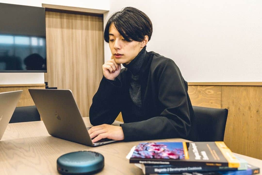 中島樹のインスタグラム：「撮影オフショ  surfaceユーザーなのでMacBookいいなと思います笑  どちらにせよ色々同時並行で取り組んでいるのでハイスペPC買い替えなければ、、  #モデル #サロンモデル #ハンサムショート #マッシュショート #メンズヘア #ヘアカタログ #ナチュラルヘア #センターパート #マッシュ  #広告モデル #メンズファッション #メンズコーデ #メンズモデル #韓国ヘア #fashion #ootd #ファッションコーデ #unitedarrows #beautyandyouth」