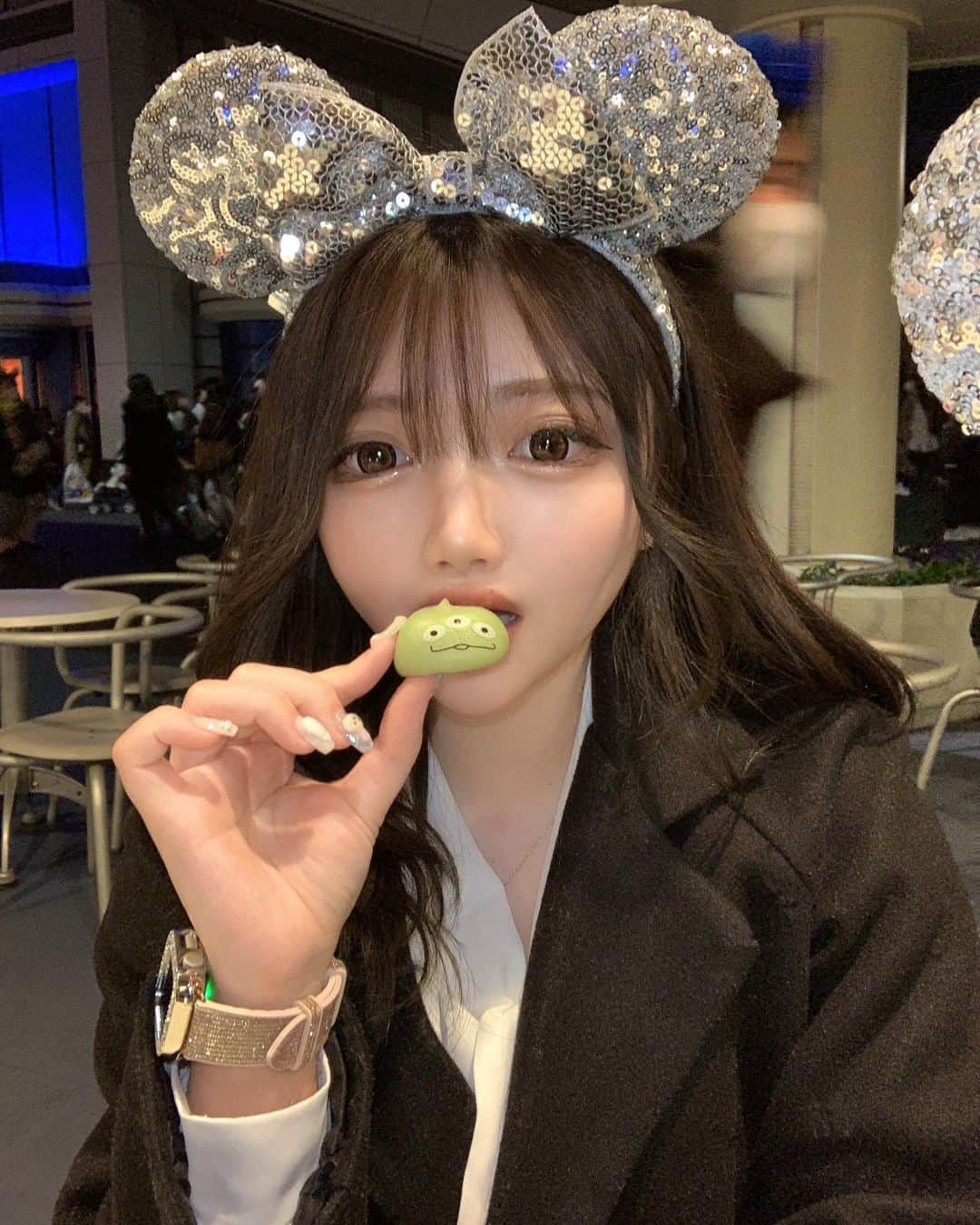 中明佑里花のインスタグラム：「ディズニー行ったら絶対食べたかったദ്ദി^._.^)❤︎  #リトルグリーンまん#Disney#disneyland#disneysea#ディズニーランド」