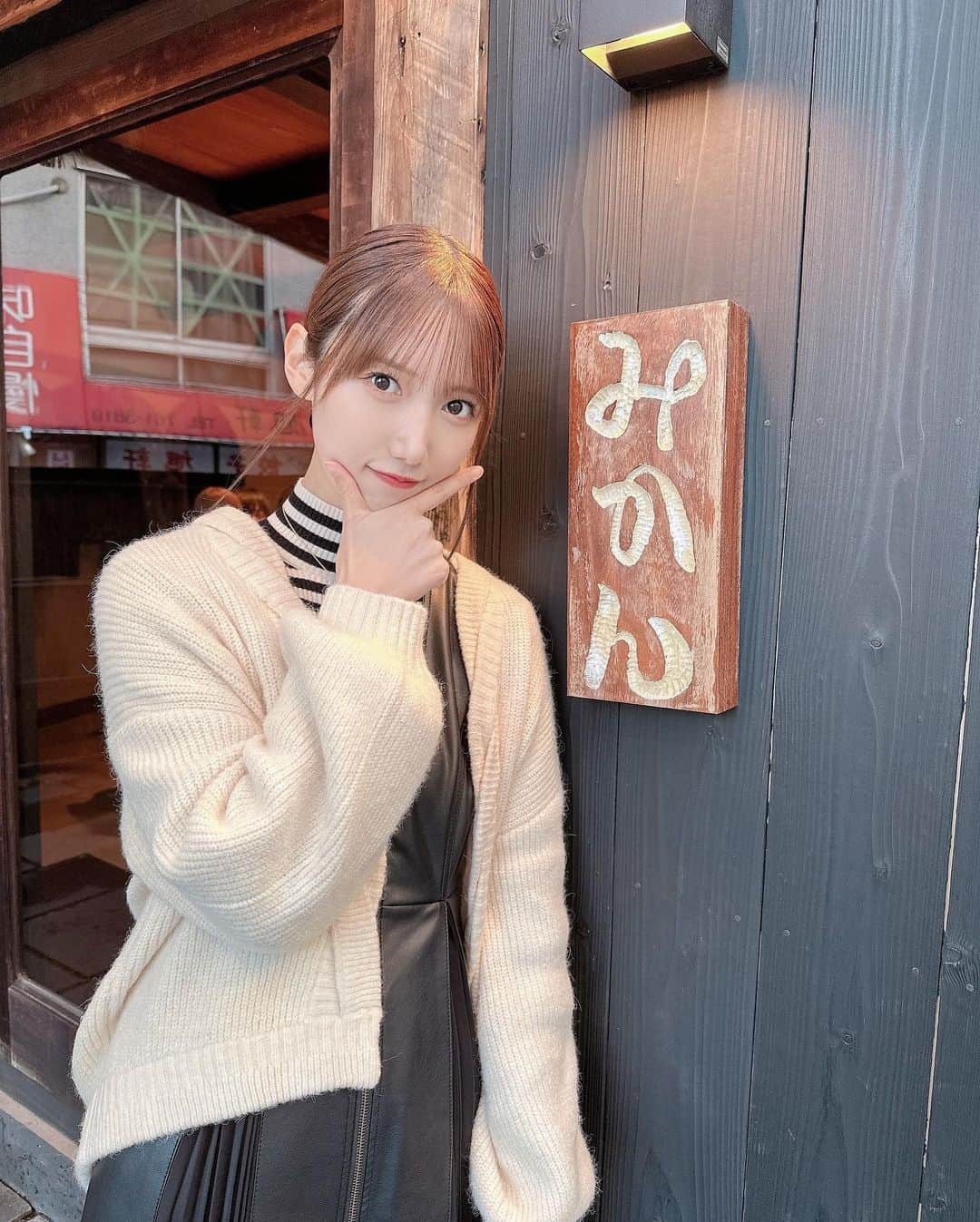 田中菜津美のインスタグラム：「. だいすきなご飯屋さん行ってきた🍚 . なに頼んでも美味しいんだけど 特にごどうふ(5枚目)がだいすきで いつも頼んじゃう . ダイエット中なんですけどちょっとご褒美🤫 ________________________________ 〒810-0003 📍 福岡県福岡市中央区春吉２丁目１２−２０ . #福岡グルメ #福岡ごはん #春吉グルメ #博多グルメ  #藁焼きみかん #九州グルメ #福岡  #ご飯見せお兄さんかわいい」