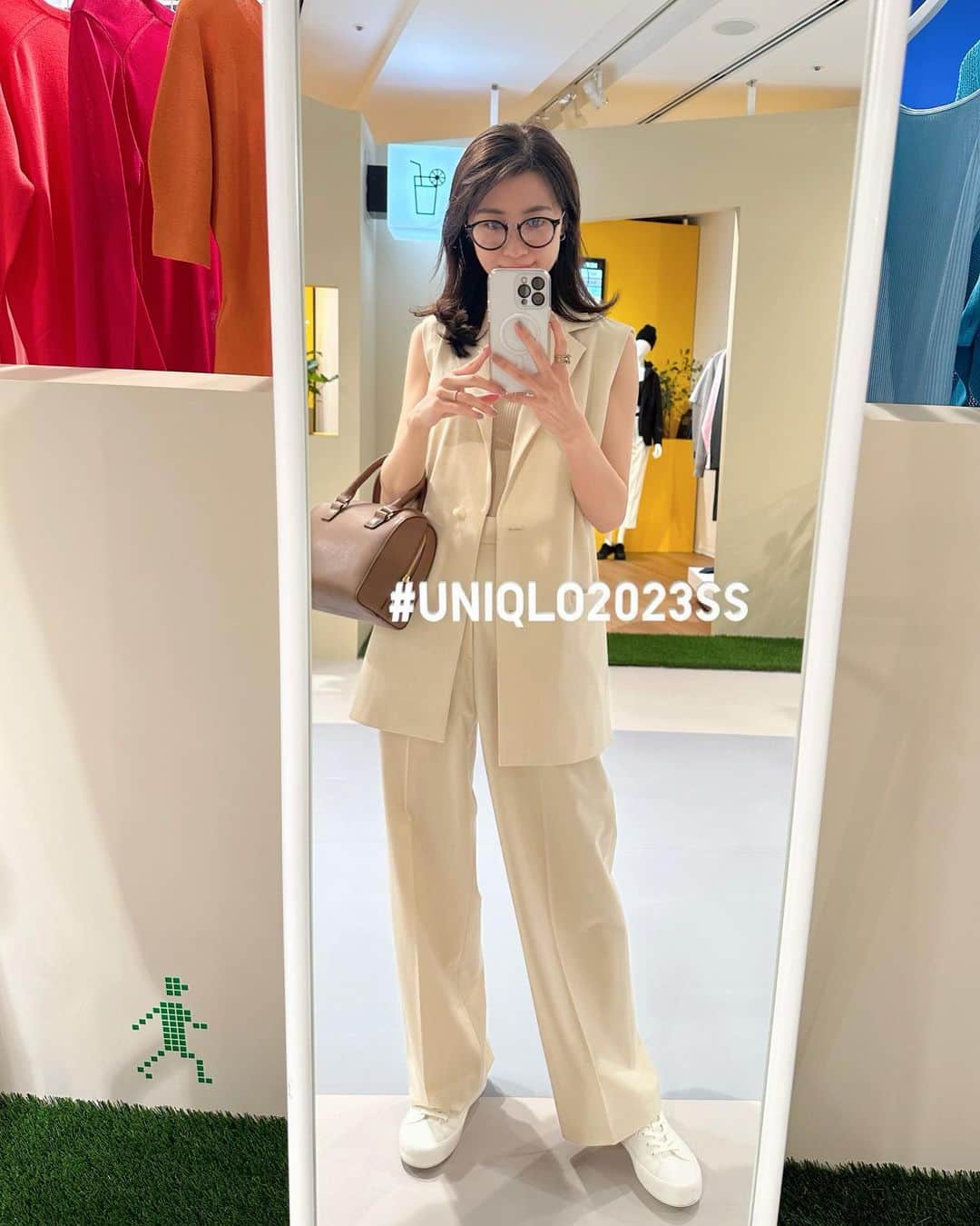 のインスタグラム：「・ セットアップ🤓 着回し抜群で展示会でも一番人気！ しょうちゃんとオセロ🖤🤍  カラフルな3枚目はイネスコラボ スカーフ巻いたり、春は明るいカラーを取り入れたいなぁ🧕🏻🌸  #uniqlo2023ss  #ロングジレ#タックワイドパンツ　　 #レザータッチ2wayボストンバッグ  #展示会#uniqlo#uniqloコーデ」