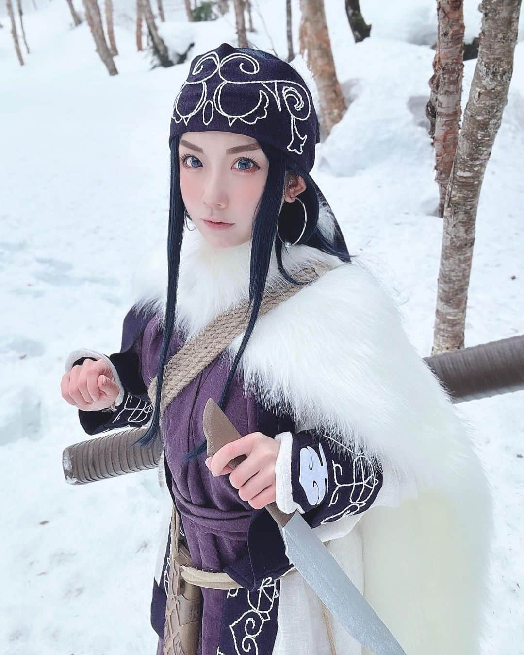 大河もものインスタグラム：「今日初めての雪撮影で念願の金カムのアシㇼパさんのコスプレをしてきたよ🥹❄️  2年くらいずっとやりたいやりたい言ってた気がする……………….笑笑 衣装はコスプレイヤーのお友達に製作お願いして、細部までとってもこだわってくれたり何より凄いのがこの白いところの刺繍で全部手縫いでやってくれたの😭😭  ほんとにすごい…………..尊敬…… 武器まで全部つくってくれて感謝いっぱいです🥲💪🏻  カメラで撮ったお写真も物凄い綺麗だからまた近々載せるね☺️✨みてね！！  はぁ〜コスプレはやっぱり楽しいな…  #コスプレ#コスプレイヤー#グラビア#ゴールデンカムイコスプレ#ゴールデンカムイ#金カム#アシㇼパコスプレ #アシリパコスプレ#goldenkamuy#cosplay#cosplayer#anime#japanesegirl #japanesecosplayer#雪撮影#コスプレ撮影」