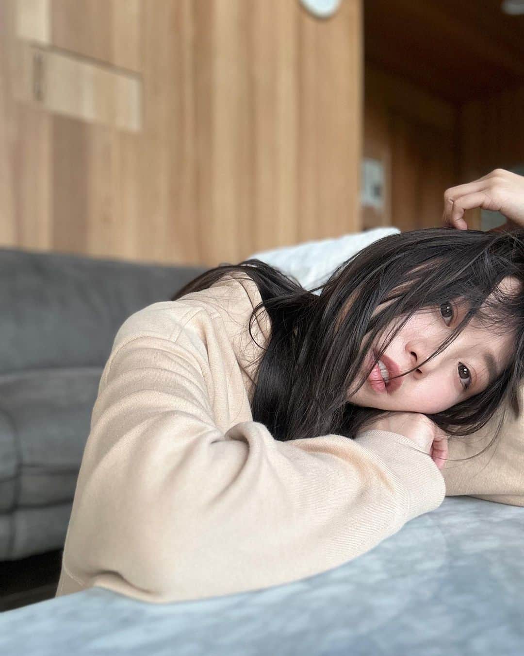 鄭茵聲のインスタグラム：「1.2.3 謎之自拍 4.謎之櫻花樹 5.謎之陽光老犬 6.謎之貪吃小犬」