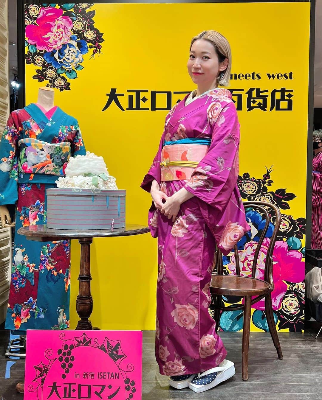 夏目麻央のインスタグラム：「足利うさぎやさんからお迎えした銘仙で大正ロマン百貨店へッ🥹 着物を着て着物のイベントに行くのは初めてでドキドキしたヨッッ🥹🥹 店員さん優しくて嬉しかった〜🥹🥹🥹  普段柔らかものを着る機会が多いけど織の着物好きなんだよな〜😍 足元は疲れにくいようにカレンブロッソ🩴  寝不足で顔浮腫むのまじやめてほしい🙃  #kimonostyle #kimonogirl  #大正ロマン #銘仙 #着物民 #着物コーディネート  #おばさん構文の素質アリ」