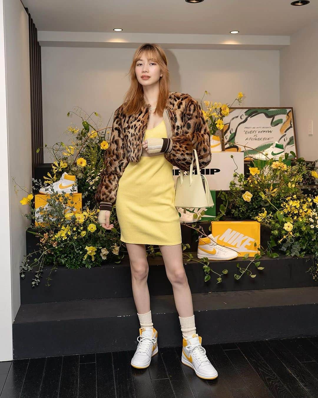 のインスタグラム：「🍀💛every women is a flower bud 💚🌼  AIR SHIPは自分の才能を証明する為のシューズ 一歩を踏み出す勇気とチャンスを与えてくれるパワーを持ってるんだって  この春沢山履きたいスニーカーだな  Merci @forgetmenots_official & @jumpman23 「Street is beautiful, Sneaker is elegant 」  素敵なローンチパーティーでした🧁🫖  #airship#fmnmood#jordan#スニーカーコーデ #スニーカー女子」