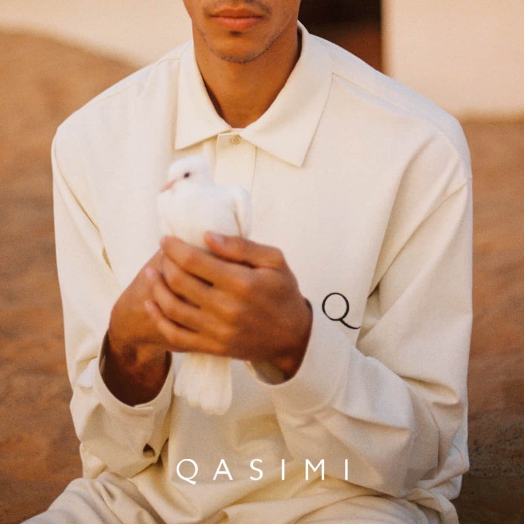 カシミ オムのインスタグラム：「Featured here, our HATEM RUGBY POLO SHIRT, in PEARL WHITE. Cut for a relaxed fit. ⁠ ⁠ Available online now.⁠ ⁠ Shot on location in Sharjah, UAE, by film photographer @tariqalhajri⁠ ⁠ #QASIMISS23⁠」