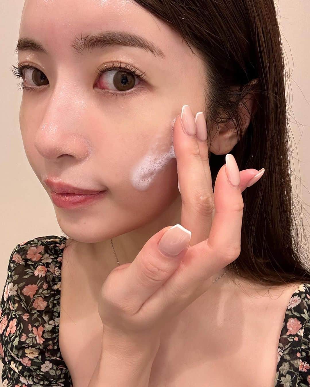 のインスタグラム：「先日大好きなポーラさんの新作発表会へお伺いさせてもらいました！☺️ @pola_official_jp  B.Aシリーズは我が家でも夫婦で長く使用しているアイテムだったので、ワクワクしながら会場へ…♡ 今回のアイテムは、B.A ミルク フォーム。 美容液とひとつになった、新感覚の「引き締め泡乳液」です✨！   皆さん乳液のイメージどんな感じかなぁ？🤔 「保湿による最後の蓋」「スキンケアのステップとして何となく使っている」というお声も多い気がします。 私自身、あまり必要性が分からず子供が産まれて省いてしまっておりましたが、これは、新感覚の泡の美容乳液です❣️😳 「バンテージングフォーム処方」を採用した "泡の美容乳液"により、 引き締まったハリ肌を目指します✨   実際に使ってみると(swipe6枚目) 2種のガス(炭酸ガス・DME)と絶妙な成分の組み合わせで作られているので、なめらかで心地よい泡乳液になっていて、本当に新感覚👏🏻 また、炭酸ガスの配合によるpH変化(酸性→中性)で、みずみずしくなめらかな感触と、ハリ感・引き締め感を両立 なめらかで心地よい泡乳液が、 お肌のうえでほぐれて引き締めベールに変わる感覚を味わっていただければと思います。 B.Aさんの綺麗になりたい方を応援する こだわりと想いがたくさんつまった、本当に素晴らしいアイテムだなと感じました✨   乳液タイムも楽しく意味のあるものに🥰   #引き締め泡乳液  #baミルクフォーム  #攻める乳液  #美しい角度で生きていく  #ポーラba  #pola」