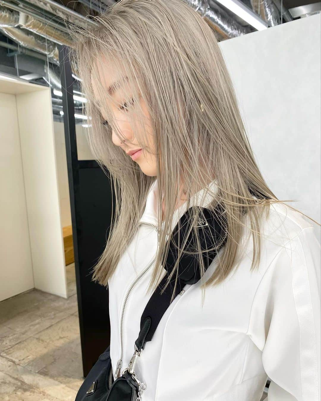 きぬがわひかるさんのインスタグラム写真 - (きぬがわひかるInstagram)「〝silver blond〟  swipe➬  前回はリタッチ幅長めだったので 今回はややリタッチペースを早めてもらいベースを修復しやすくさせていただきました◎  デザインに合わせてお客様と来店の周期の調整もさせていただいてます☺︎」3月13日 21時24分 - hikaru.kinugawa