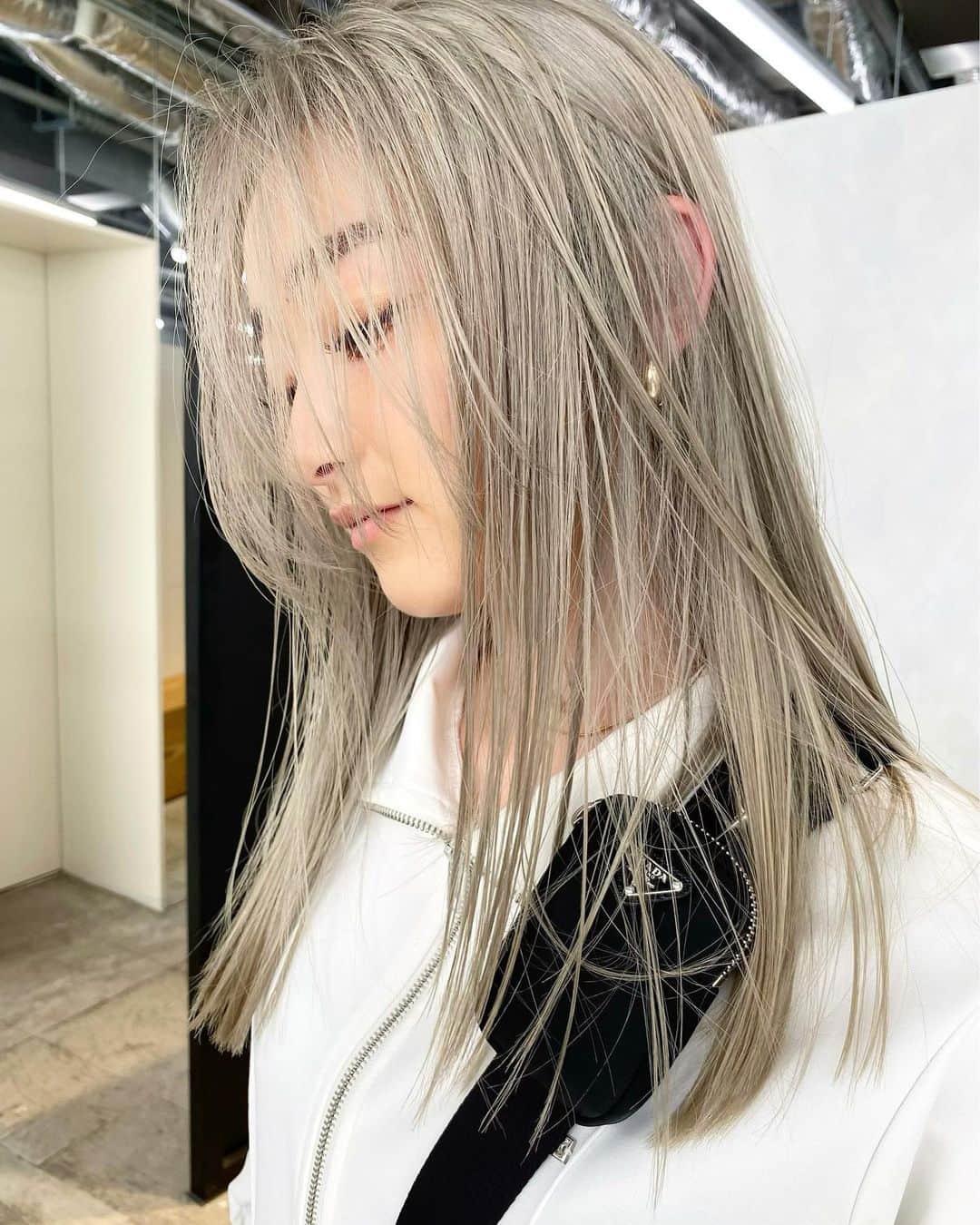 きぬがわひかるさんのインスタグラム写真 - (きぬがわひかるInstagram)「〝silver blond〟  swipe➬  前回はリタッチ幅長めだったので 今回はややリタッチペースを早めてもらいベースを修復しやすくさせていただきました◎  デザインに合わせてお客様と来店の周期の調整もさせていただいてます☺︎」3月13日 21時24分 - hikaru.kinugawa
