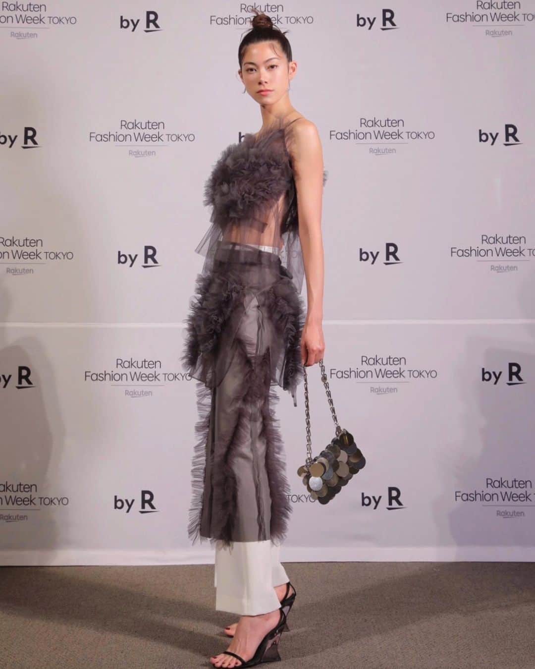 森星のインスタグラム：「The start of Tokyo Fashion Week by @rakutenfashion_byr  Thank you for having me @chikakisada  「今、東京は世界に何を見せるのか。」 この問いを掲げてスタートした、 東京ファッションウィーク。美しい幕開けでした💐 自分もモデルとして、そしてこの地で生まれ育った人間として、原点回帰し、東京が世界へ向けて表現していく美意識を共に考えながら、この貴重な一週間を刻みたいと思います！」