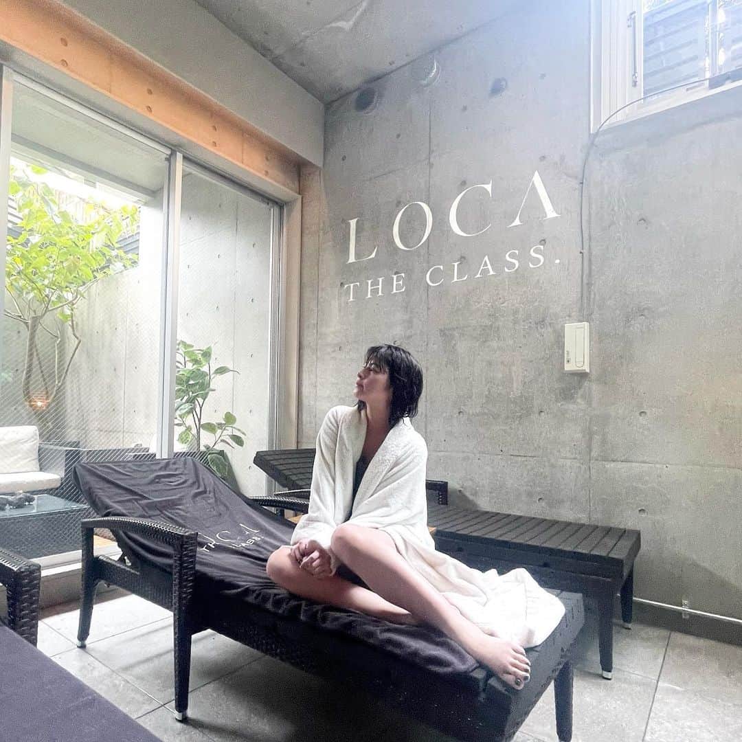 えなちぃのインスタグラム：「念願の✨ “LOCA THE CLASS “ 行ってきたよー！！ . サウナ室→60°前後 水風呂→15°前後 . サウナ室は、体感的には100度以上！ 上段に登ればもっと高いです！ 富士山の溶岩石で作られた部屋なので 熱いんです☀️ 湿度が高くないので苦しくなく 女の子が好きな感じ🥺💕 遠赤外線で温まるから体の芯から温まり、ずっとポカポカしてた❤️‍🔥 入る前に、プロラボの発汗作用飲んで、 帰りにに、ミネラルの薬飲んで補給！！ 飲み物も飲み放題だし✨ 設備が良すぎてさすがすぎた！！ そりゃー高いわ！！って感じでした🥹」