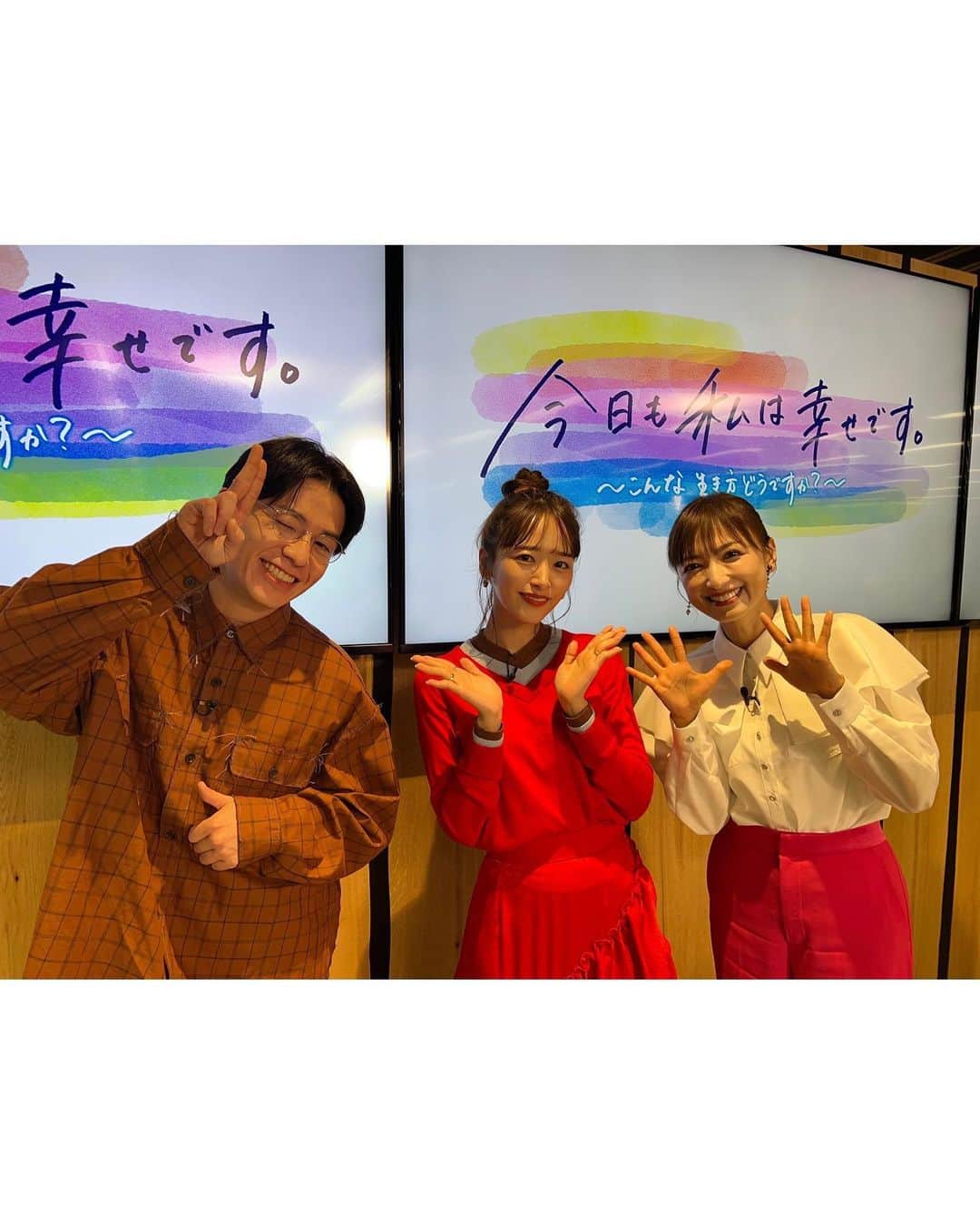 近藤千尋のインスタグラム：「今日もお疲れ様でした🌷  大雨の中ロケ📸したり、 ネイル行ったり針いったり 今日もちょこちょこ動いてました❤️笑  この日は久々のお団子ヘア✨ 藤森さん望月さんと 泣いて笑って感動した番組 @kyoushia_bsntv4 🥰 幸せな気分になれる２時間なので 是非ご覧ください📺🤍🤍🤍  #近藤千尋衣装  tops @toryburch skirt @yae_tokyo_」