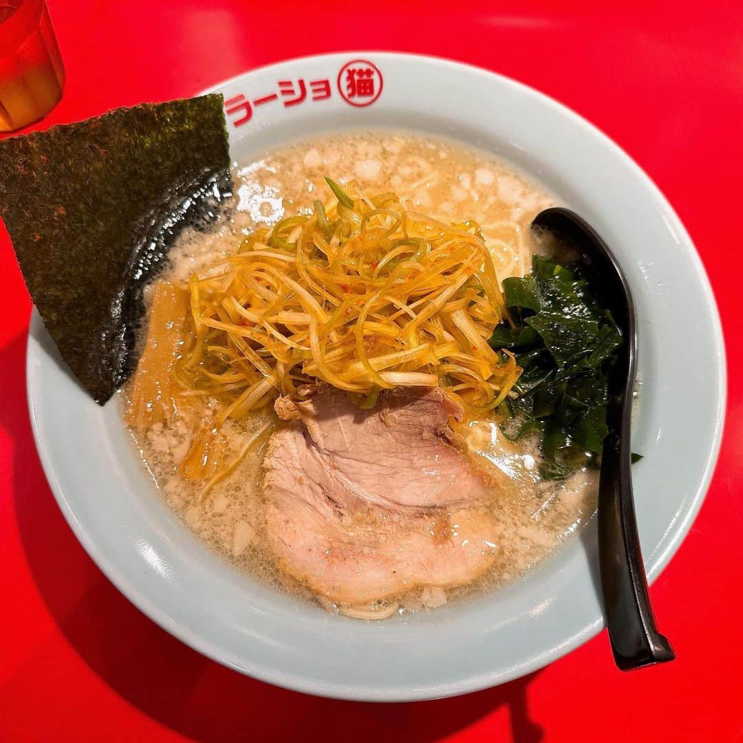 葉山カナのインスタグラム：「ラーショマルミャー🐈 辛ネギラーメン塩🍜麺硬め」
