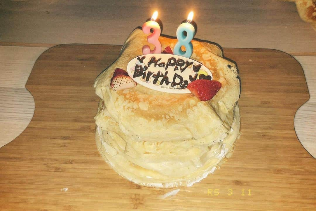 北香那さんのインスタグラム写真 - (北香那Instagram)「現場で仲良くなった皆さんと誕生日お祝い。 手作りミルクレープ☺︎」3月13日 21時25分 - kitakana._.official