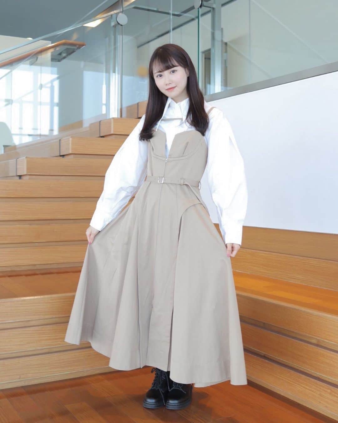 西潟茉莉奈のインスタグラム：「. . 昨日のお洋服です👗 . . tos:#snidel jumper dress:#snidel boots:#drmartens  . . #canoneoskissx10i」