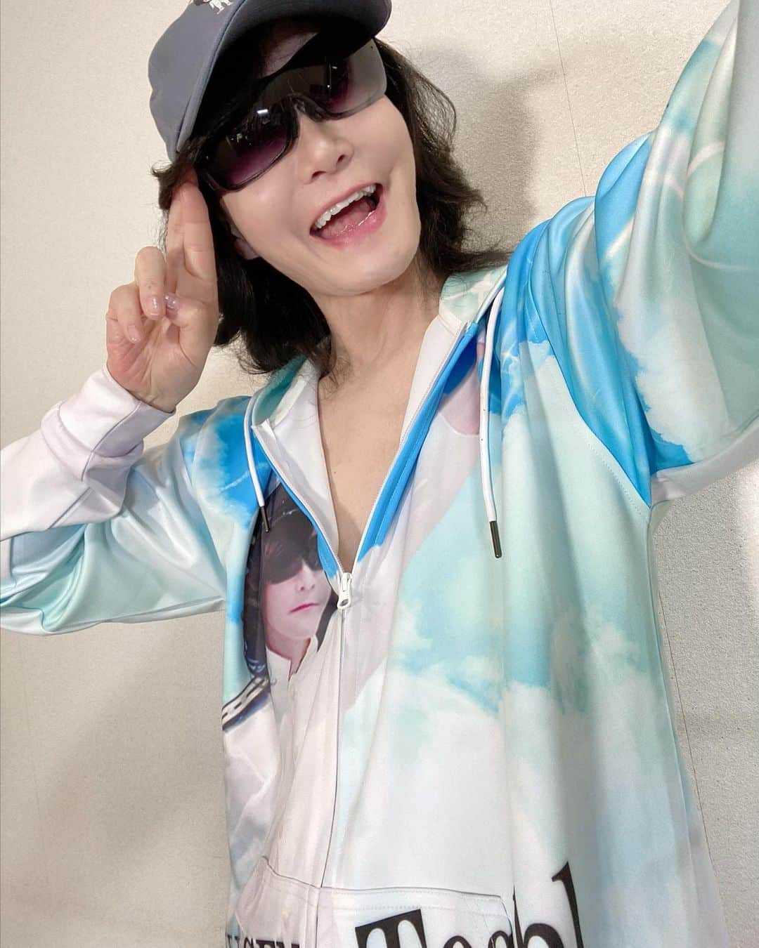 のインスタグラム：「ニコ生お付き合いありがとうございました！ センスのいいLOVE❣️ 運のいいLOVE❤️ 最高だー‼️ 😘」