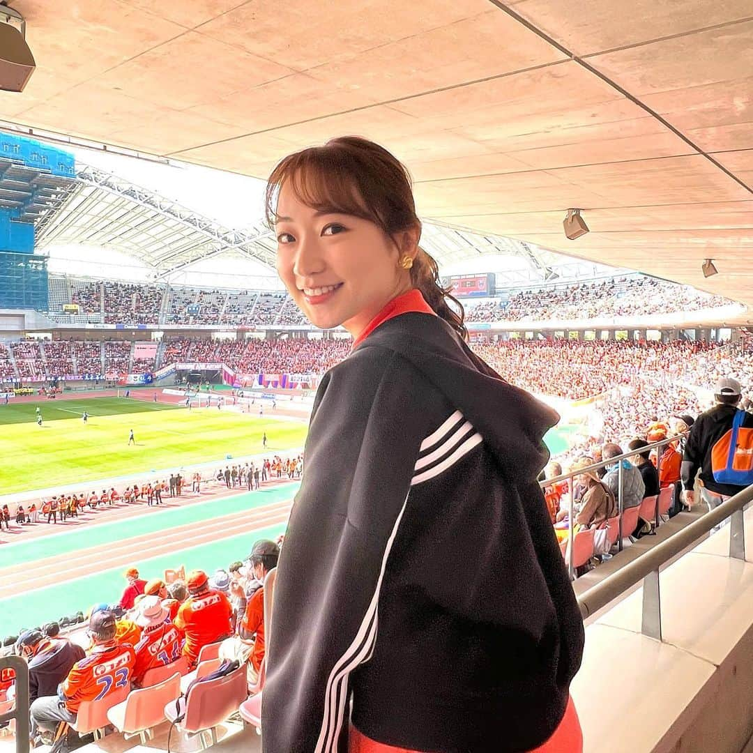 住吉史衣のインスタグラム：「. . アルビレックス新潟🧡VS川崎フロンターレ💙  2023年初のJリーグ観戦⚽️ 最後までドキドキでめっちゃ良い試合でした！ しかも新潟勝利🌟やったー😆❣️  お天気にも恵まれて最高な一日でした♡  @albirex_niigata_official  #アルビレックス #アルビレックス新潟 #サッカー #サッカー観戦 #新潟  . .」