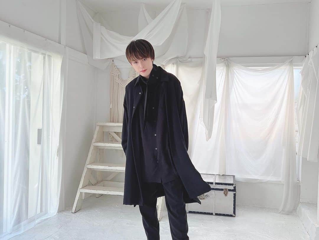 横田龍儀さんのインスタグラム写真 - (横田龍儀Instagram)「今週の自撮り。  最近本当に曜日感覚がなくなっていて 自分でも驚いております。  カレンダーの撮影の時の オフショット。  #今週の自撮り #カレンダー」3月13日 21時42分 - ryugi0909