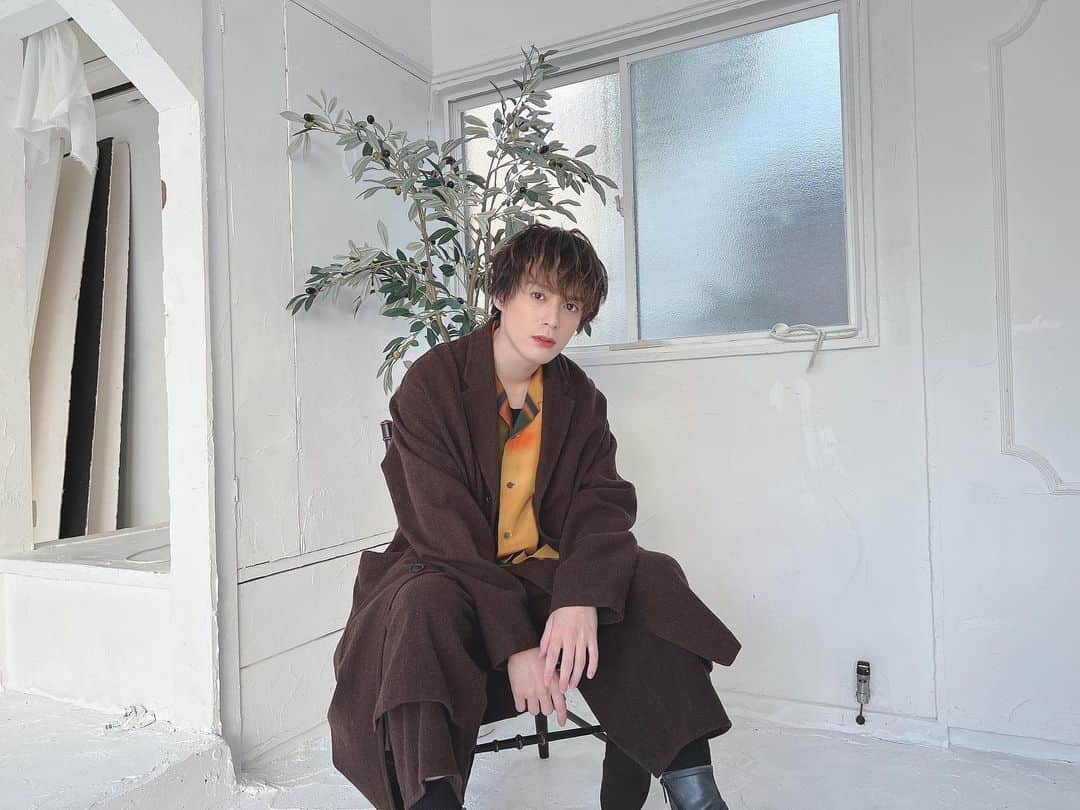 横田龍儀さんのインスタグラム写真 - (横田龍儀Instagram)「今週の自撮り。  最近本当に曜日感覚がなくなっていて 自分でも驚いております。  カレンダーの撮影の時の オフショット。  #今週の自撮り #カレンダー」3月13日 21時42分 - ryugi0909