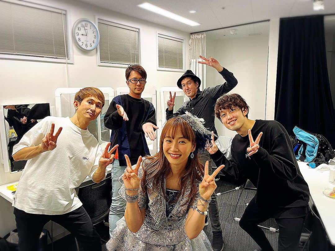 のインスタグラム：「2023.3.12 #藤本美貴  『藤本美貴20周年記念！大感謝ライブ！～ミキティアイドルやります！春の大集会！〜あしたから21周年～』 ヒューリックホール東京  リハーサルから本番まで、それはもうこちらもロマンティック浮かれモードで、とても楽しい時間でした…！ 今回も変わらず同じステージで、ミキティの歌をサポート出来て幸せでした。  ゲストの後藤真希さんの「愛のバカやろう」を演奏できたり、 Every Little Thingの伊藤一朗さんと「Time goes by」を一緒に演奏できたり… こちらも最高な刺激たっぷりでした。  またミキティが歌う時には変わらず集まれるように日々何事にも頑張っていこうと思います！  Vocal 藤本美貴 Drums 高尾俊行 Bass 奥野翔太 Guitar 吉川理 BandMaster&Keyboard 荒幡亮平  #ミキティ  #珍しく普通に写ってる」