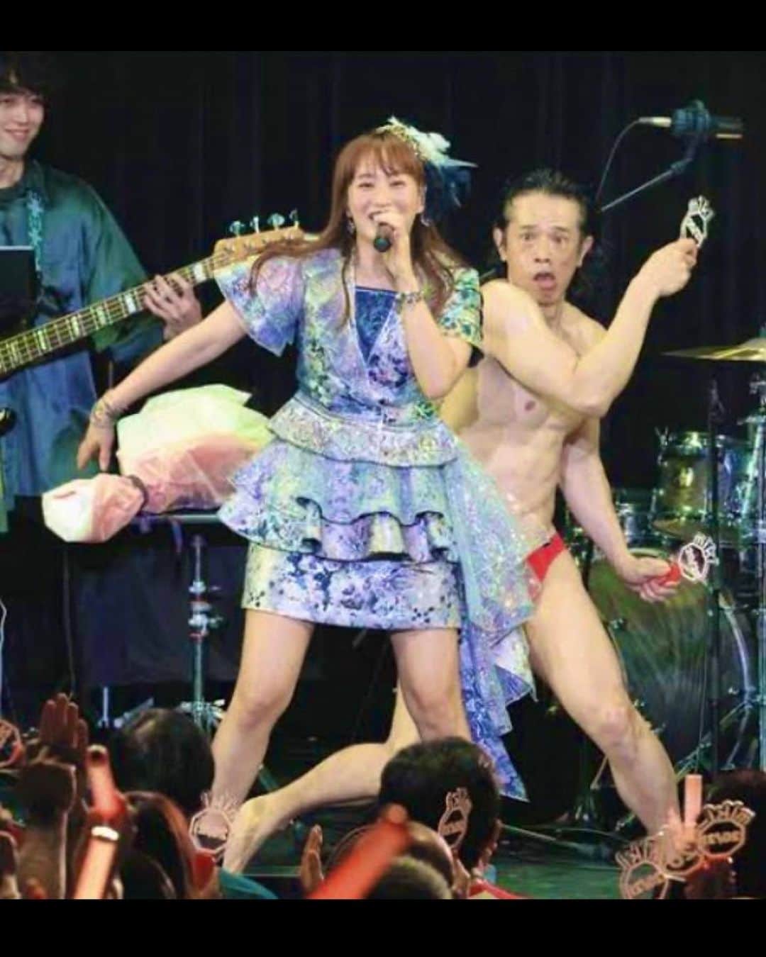 庄司智春のインスタグラム：「藤本美貴さん 20周年、そして今日から21周年 おめでとうございます🎊 歌ってくれてありがとう。 ミキティー！！  ※写真は中日スポーツさんの ネット記事から引用しました。」
