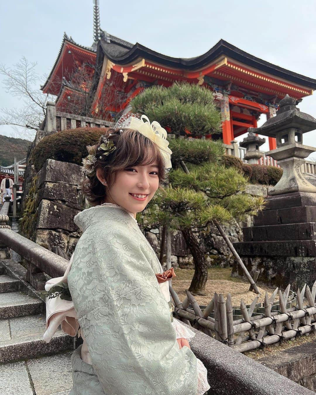 ちぃのインスタグラム：「日帰り京都  中学の修学旅行ぶりに清水寺行ってきた🏃‍♀️💨 地主神社も行きたかったのに入れんことなっとって悲しかった🥹 縁結びしたかったのに😭笑 たくさん歩いてたくさん喋って楽しかったからまた行きたいなー🤩   #京都  #京都観光  #清水寺  #清水寺食べ歩き  #着物」