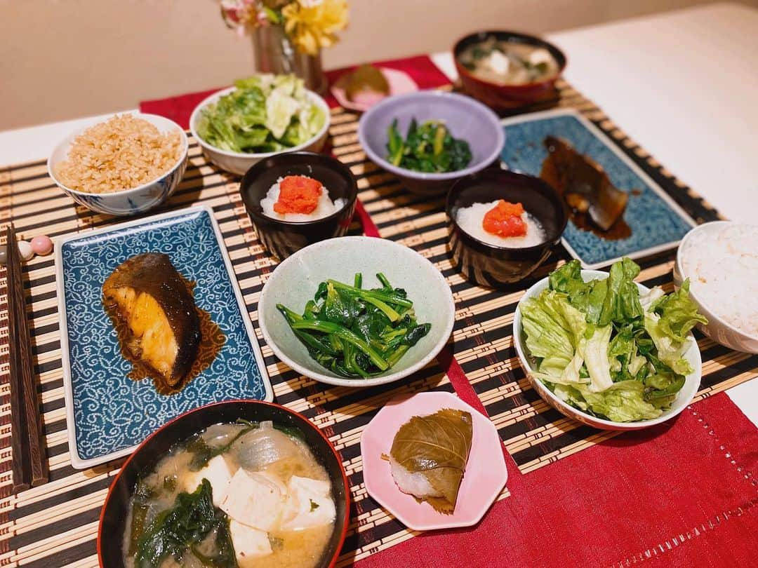 中村江莉香さんのインスタグラム写真 - (中村江莉香Instagram)「#食べたもので身体は作られる   餃子は焦げました🥟 基本的に野菜はもりもり🥬🥦  #砂糖不使用 #時短レシピ  #erica_cook 🥗👩‍🍳  #最近のお家ご飯 #おうちごはん #夜ご飯 #晩ご飯 #夕飯 #晩御飯 #お家ごはん #dinner #和食 #cooking #料理 #お家カフェ #ハンバーグ #クッキングラム #自炊 #夕食 #夕ご飯 #野菜 #おうちごはんlover #晩ごはん #日々の暮らし #鮭 #簡単料理 #お料理 #おうちご飯 #食べたもので私はできている」3月13日 21時42分 - erica_nakamura