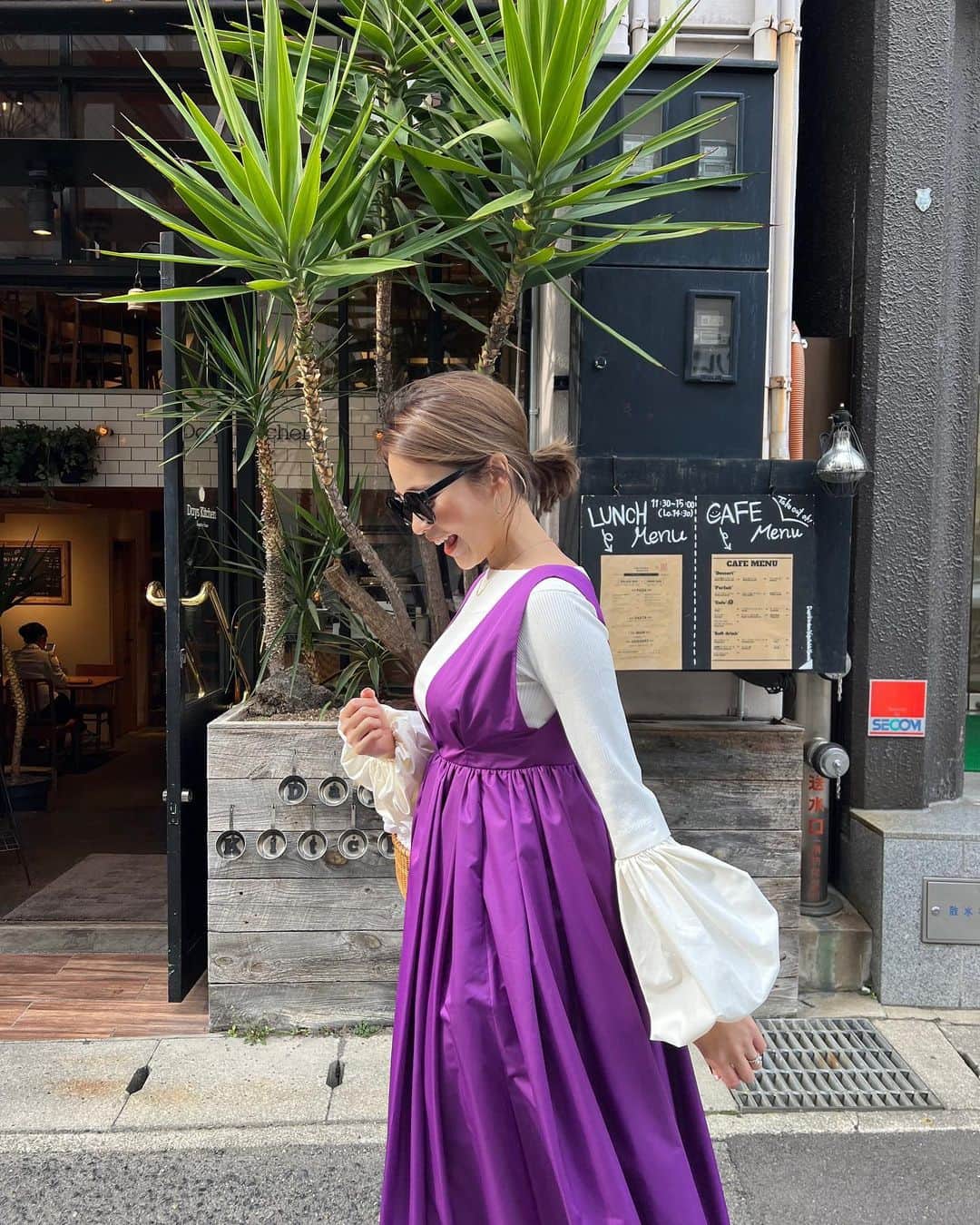 のインスタグラム：「私がrosymonsterで働く前から大好きだった名品のペンギンワンピース🐧  バルーンスリーブのトップスで今年らしさをアップデート🎈  妊娠中の気になるボリュームアップしたバストラインもペンギンワンピが良い感じに隠してくれて、産後はオフショルにしてあんな格好したい！こんな格好したい！と色々想像中🫣💭  #ootd #fashion #coordinate #outfit #maternityfashion #マタニティコーデ #マタニティファッション #プレママ」