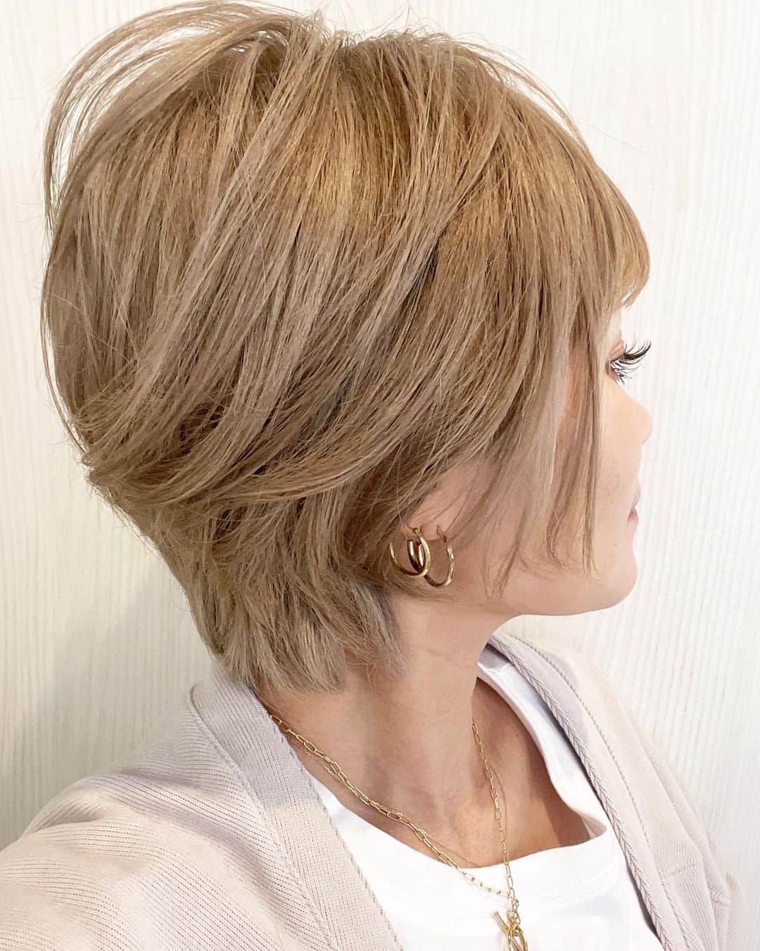 宮下美恵さんのインスタグラム写真 - (宮下美恵Instagram)「#ヘアカラー  今回のカラーとてもお気に入りで、この画像はカラー直後だけど、現在は画像よりもっと明るく、よりお気に入り中♡  salon @ism_kitasenju  stylist @ism_miyabi.m   特にカラーチェンジは長い間してません。同じ事を続ける事で、より綺麗に仕上がってるだけで。 美容は全てそんなもん。  ちょっと何かしただけでは完璧はなく、地味にでも持続する事でどんどんより良い状態になる♡  髪の毛伸びるの早いって、たまにのLiveでも良く言われる事あって… 確かに早いかも。  伸ばしたい時は助かるけど、 ショートこそが短髪男子と同じで、伸びるの早いとセットも出来なくなるし、誤魔化せないし、こんな明るいカラーだと根本も目立つし大変で、 良い事ばかりじゃ無いよね😅  4、5枚目はカット前の美容室にて。 ちなみにこれは朝シャンして、美容院行くから セット無しで、cap🧢で行き、capを取った直後。 りったんも成長し、ベビーカーを使う事がどんどんなくなり、最近はまた ismへは自転車で行ってるのでww  耳にかけたりセットして無い時を見せてくださいとよく言われますが、 こちらをご参考ください☺️  かれこれ2年近くショートだけど、カットしない時は無いです☺️ いや、ロングの時もボブの時もどんな時も、美容院行ってカットしなかった時なんて、子供の頃から一度も無いです。  こう見えても、最近はちょっと長めなショートなんだ☺️  髪の量が多すぎるから、セットによってはボブ風にもアレンジ出来るんだよ☺️  この年齢なので、白髪の質問がとても多いけど、ゼロではないけど、めっちゃ探さなきゃ無いくらい、まだ ほぼ無いです。  白髪ケアや維持として、とにかく 肌ケアと同じで、 髪にはもちろん、頭皮にキチンとケアや栄養を与えて予防がオススメです☺️  顔と同じで、髪も頭皮から生えてる物。頭と顔の皮膚は一枚で繋がってます☺️  ただ頭には、毛が沢山生えてるから、顔と同じ方法のスキンケアが出来ないだけで、、、  顔のスキンケアがキチンと出来てる人は、髪も綺麗な人がほとんど。  髪がダメージだらけの人は、顔の肌ケアもキチンと出来てない人が多いなって印象。  それに気がつけたのは、正直自分の老けが気付いてからですが😅  今からでも遅くないと、年々頑張っています☺️💖 特に最近はとても💖  そしてその結果の良さに、最近嬉しくより努力するようになってる今日この頃です☺️✨  1.2.3枚目のインナーロンTとトップス 4.5枚目のカルバンクラインのオーバーサイズパーカーも鞄も 全てmie'sselectの新作です♡ @laholy312   #金髪#ブロンズ #金髪ショート #ショートヘア #ショートヘアアレンジ #ショートボブ #ショートスタイル #ショートカット #ショート女子 #アラフォーコーデ #アラフォー女子 #アラフォーママ #アラフォーヘア #アラフォーメイク #三姉妹ママ #低身長コーデ #アラフォーファッション #アラフォー美容」3月13日 21時44分 - miemiyashita