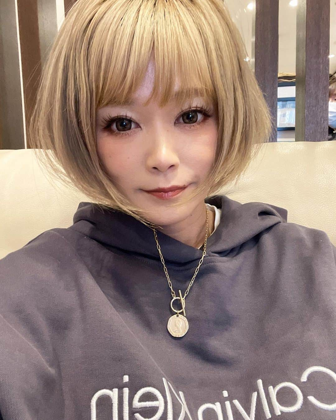 宮下美恵さんのインスタグラム写真 - (宮下美恵Instagram)「#ヘアカラー  今回のカラーとてもお気に入りで、この画像はカラー直後だけど、現在は画像よりもっと明るく、よりお気に入り中♡  salon @ism_kitasenju  stylist @ism_miyabi.m   特にカラーチェンジは長い間してません。同じ事を続ける事で、より綺麗に仕上がってるだけで。 美容は全てそんなもん。  ちょっと何かしただけでは完璧はなく、地味にでも持続する事でどんどんより良い状態になる♡  髪の毛伸びるの早いって、たまにのLiveでも良く言われる事あって… 確かに早いかも。  伸ばしたい時は助かるけど、 ショートこそが短髪男子と同じで、伸びるの早いとセットも出来なくなるし、誤魔化せないし、こんな明るいカラーだと根本も目立つし大変で、 良い事ばかりじゃ無いよね😅  4、5枚目はカット前の美容室にて。 ちなみにこれは朝シャンして、美容院行くから セット無しで、cap🧢で行き、capを取った直後。 りったんも成長し、ベビーカーを使う事がどんどんなくなり、最近はまた ismへは自転車で行ってるのでww  耳にかけたりセットして無い時を見せてくださいとよく言われますが、 こちらをご参考ください☺️  かれこれ2年近くショートだけど、カットしない時は無いです☺️ いや、ロングの時もボブの時もどんな時も、美容院行ってカットしなかった時なんて、子供の頃から一度も無いです。  こう見えても、最近はちょっと長めなショートなんだ☺️  髪の量が多すぎるから、セットによってはボブ風にもアレンジ出来るんだよ☺️  この年齢なので、白髪の質問がとても多いけど、ゼロではないけど、めっちゃ探さなきゃ無いくらい、まだ ほぼ無いです。  白髪ケアや維持として、とにかく 肌ケアと同じで、 髪にはもちろん、頭皮にキチンとケアや栄養を与えて予防がオススメです☺️  顔と同じで、髪も頭皮から生えてる物。頭と顔の皮膚は一枚で繋がってます☺️  ただ頭には、毛が沢山生えてるから、顔と同じ方法のスキンケアが出来ないだけで、、、  顔のスキンケアがキチンと出来てる人は、髪も綺麗な人がほとんど。  髪がダメージだらけの人は、顔の肌ケアもキチンと出来てない人が多いなって印象。  それに気がつけたのは、正直自分の老けが気付いてからですが😅  今からでも遅くないと、年々頑張っています☺️💖 特に最近はとても💖  そしてその結果の良さに、最近嬉しくより努力するようになってる今日この頃です☺️✨  1.2.3枚目のインナーロンTとトップス 4.5枚目のカルバンクラインのオーバーサイズパーカーも鞄も 全てmie'sselectの新作です♡ @laholy312   #金髪#ブロンズ #金髪ショート #ショートヘア #ショートヘアアレンジ #ショートボブ #ショートスタイル #ショートカット #ショート女子 #アラフォーコーデ #アラフォー女子 #アラフォーママ #アラフォーヘア #アラフォーメイク #三姉妹ママ #低身長コーデ #アラフォーファッション #アラフォー美容」3月13日 21時44分 - miemiyashita