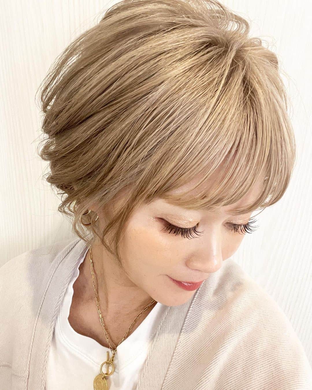 宮下美恵のインスタグラム：「#ヘアカラー  今回のカラーとてもお気に入りで、この画像はカラー直後だけど、現在は画像よりもっと明るく、よりお気に入り中♡  salon @ism_kitasenju  stylist @ism_miyabi.m   特にカラーチェンジは長い間してません。同じ事を続ける事で、より綺麗に仕上がってるだけで。 美容は全てそんなもん。  ちょっと何かしただけでは完璧はなく、地味にでも持続する事でどんどんより良い状態になる♡  髪の毛伸びるの早いって、たまにのLiveでも良く言われる事あって… 確かに早いかも。  伸ばしたい時は助かるけど、 ショートこそが短髪男子と同じで、伸びるの早いとセットも出来なくなるし、誤魔化せないし、こんな明るいカラーだと根本も目立つし大変で、 良い事ばかりじゃ無いよね😅  4、5枚目はカット前の美容室にて。 ちなみにこれは朝シャンして、美容院行くから セット無しで、cap🧢で行き、capを取った直後。 りったんも成長し、ベビーカーを使う事がどんどんなくなり、最近はまた ismへは自転車で行ってるのでww  耳にかけたりセットして無い時を見せてくださいとよく言われますが、 こちらをご参考ください☺️  かれこれ2年近くショートだけど、カットしない時は無いです☺️ いや、ロングの時もボブの時もどんな時も、美容院行ってカットしなかった時なんて、子供の頃から一度も無いです。  こう見えても、最近はちょっと長めなショートなんだ☺️  髪の量が多すぎるから、セットによってはボブ風にもアレンジ出来るんだよ☺️  この年齢なので、白髪の質問がとても多いけど、ゼロではないけど、めっちゃ探さなきゃ無いくらい、まだ ほぼ無いです。  白髪ケアや維持として、とにかく 肌ケアと同じで、 髪にはもちろん、頭皮にキチンとケアや栄養を与えて予防がオススメです☺️  顔と同じで、髪も頭皮から生えてる物。頭と顔の皮膚は一枚で繋がってます☺️  ただ頭には、毛が沢山生えてるから、顔と同じ方法のスキンケアが出来ないだけで、、、  顔のスキンケアがキチンと出来てる人は、髪も綺麗な人がほとんど。  髪がダメージだらけの人は、顔の肌ケアもキチンと出来てない人が多いなって印象。  それに気がつけたのは、正直自分の老けが気付いてからですが😅  今からでも遅くないと、年々頑張っています☺️💖 特に最近はとても💖  そしてその結果の良さに、最近嬉しくより努力するようになってる今日この頃です☺️✨  1.2.3枚目のインナーロンTとトップス 4.5枚目のカルバンクラインのオーバーサイズパーカーも鞄も 全てmie'sselectの新作です♡ @laholy312   #金髪#ブロンズ #金髪ショート #ショートヘア #ショートヘアアレンジ #ショートボブ #ショートスタイル #ショートカット #ショート女子 #アラフォーコーデ #アラフォー女子 #アラフォーママ #アラフォーヘア #アラフォーメイク #三姉妹ママ #低身長コーデ #アラフォーファッション #アラフォー美容」