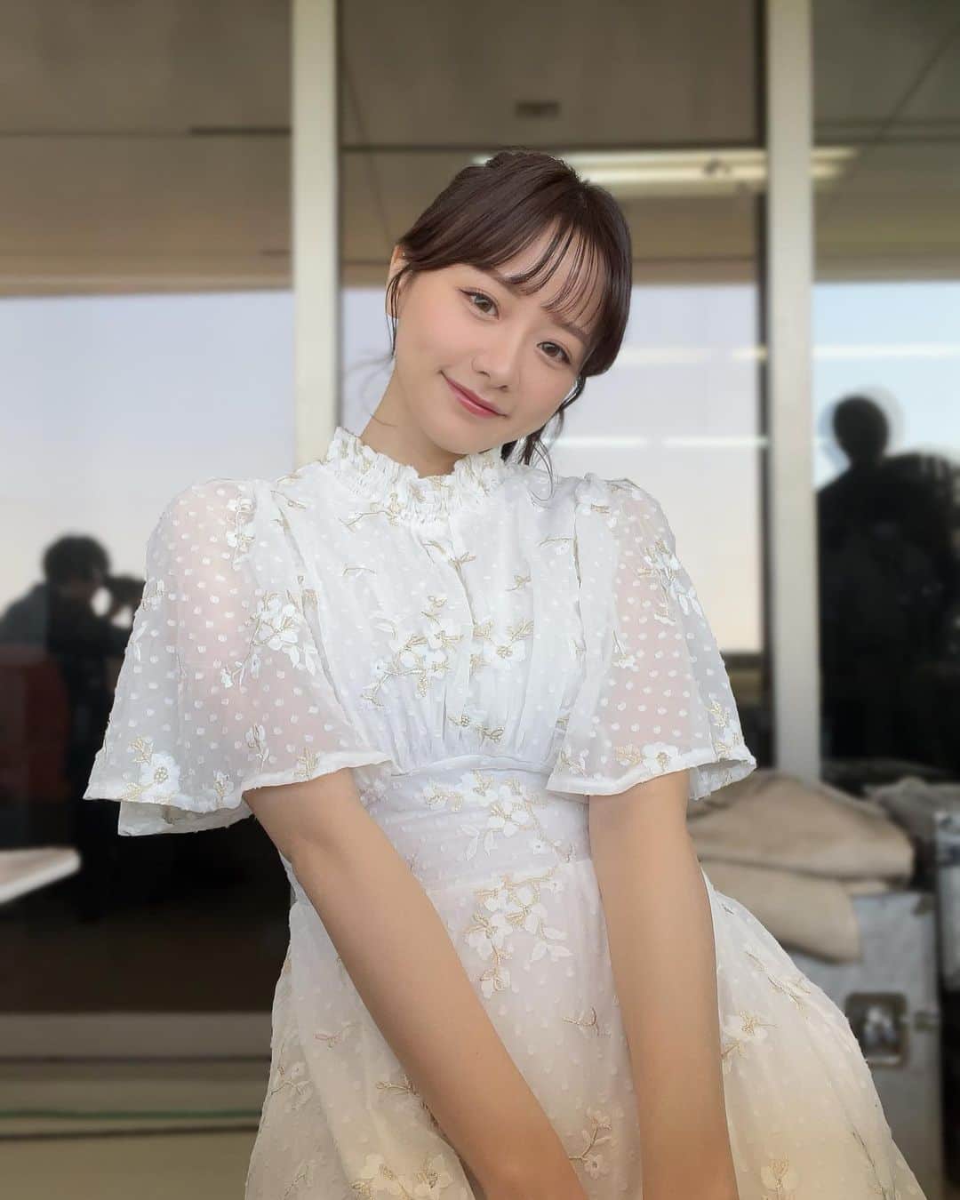 森香澄のインスタグラム：「. 左で双眼鏡を覗いている人は後輩の立川アナです。 . ▷dress / #toccocloset」