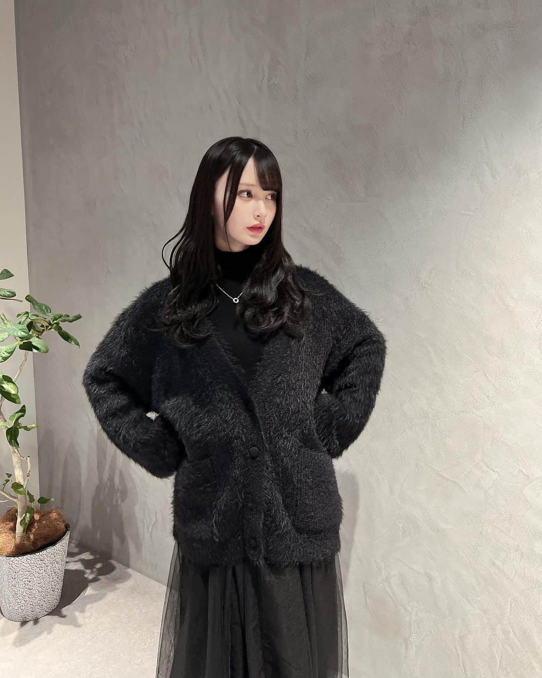 山本望叶のインスタグラム：「ブラックみかにゃん😈  #ootd #code #コーデ #ブラックコーデ #モノトーンコーデ #タートルネック #ロングスカート  #ユニクロ #eatme #emoda」