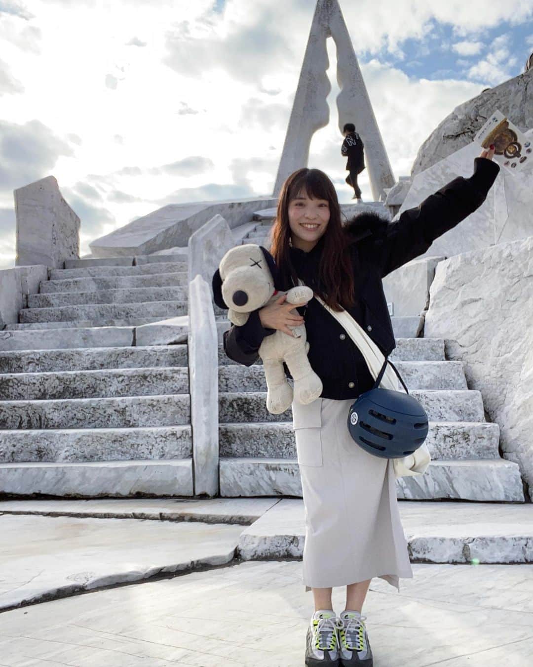 仮谷せいらのインスタグラム：「ちょっと前にスヌ男と二人旅へ 行った場所は、広島の生口島でした🍋 沢山浮かんでいる島の中で 1番レモンが採れる島だそう…🍋🍋  船で渡って、  @tabitasu_shimanami  で自転車をレンタルして 全て大理石で出来ている"未来心の丘" へ行ったり、アイス食べたり、 海沿いを歌いながらサイクリングしたり🚴‍♀️  もちろんしっかり レモンサワーも飲んだよ〜☺️  街の方とお話ししたり、 夕暮れ時に海を眺めたり ちょっと寒かったけど贅沢時間でした🥰」