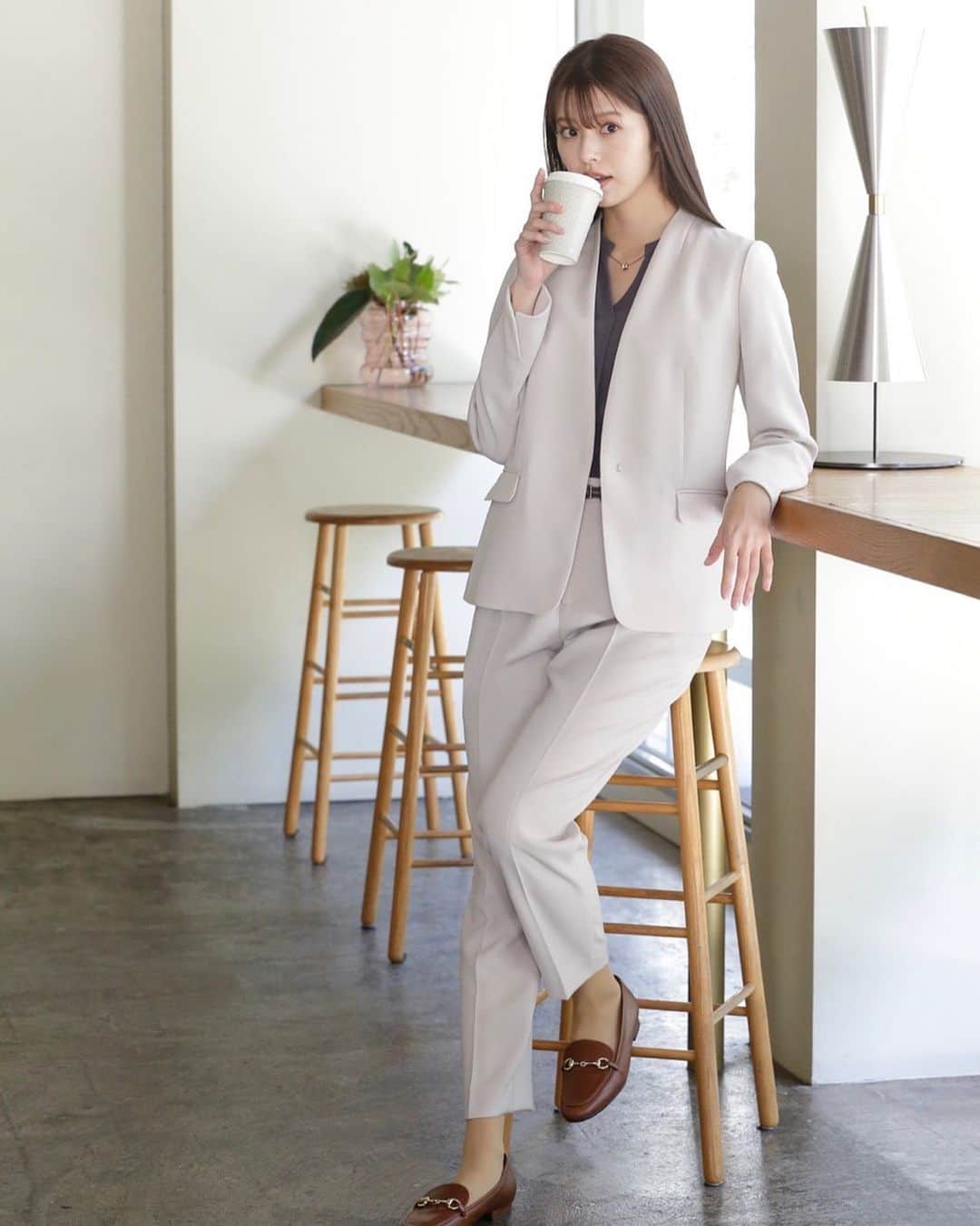 鈴木ゆうかのインスタグラム：「.  #洋服の青山 レディースコレクションS/S モデルをつとめさせていただきました  新生活のスーツ選びに ぜひご覧ください🐈‍⬛」