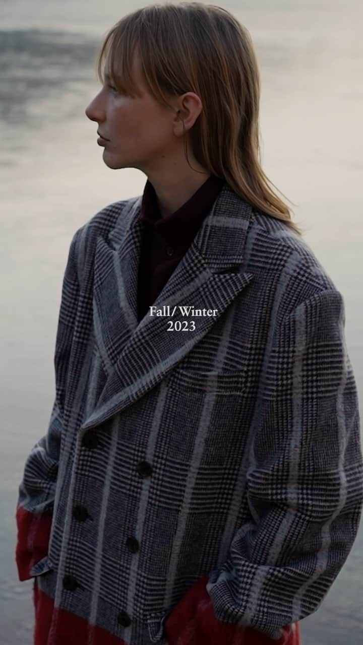メアグラーティアのインスタグラム：「meagratia 23FW Collection  - Reflection -  静寂を水面に映してゆらめく朝霧の湖。 北の風に導かれどこまでも続く乾いた道をゆっくり進んでいく。 まどろみの中木々の息吹に身をまかせ見つめる対の面影。 そこにあるはずの曖昧な線が鳥とともに深く遠く語りかける。 瑠璃色の波紋がゆらゆらと巡り、やわらかな光が霞んだ空を満たし始めた。  Art Direction：Miharu Fujii @hukuwarai_tokyo2020  Styling : @makikimura1226  Flower Artist : @yukarisatoflower  Photographer： @daisuke.ssk  Hair： @kazhironaka  Make-up： @maki_iii  Model： Guillaume (DONNA), @linasuenaert (DONNA)  Photographer Assistant：Tomoki Umeda Sound Design： @koizumi_takumi_gerais (roph recordings / rockwell product shop) Music ：Dancing in Twilight / @linnmori , Evening Electronic / sons ofu MD： @bay_seki  Production / Casting： @takahiro_kudose @teeny_ranch_  Designer : @takafumi_sekine  #meagratia #23fw」