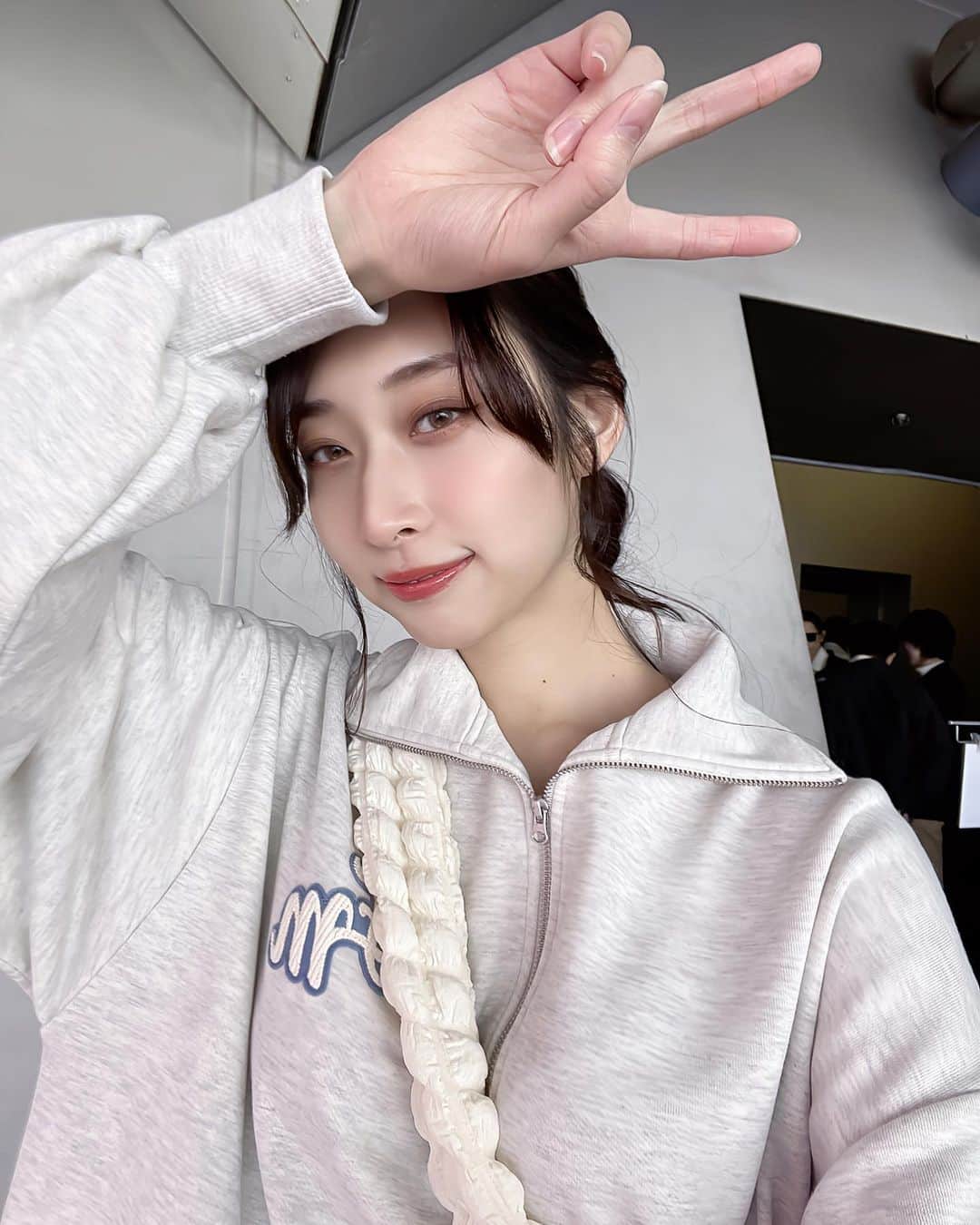 瀬名ひなののインスタグラム：「ひさしぶりの私服~ って言いたいところだけどこれも衣装🐒  私服だと黒ばっか着ちゃうのどうにかしたい 春だし明るい色でも着ようかな🧐  thank you @emsexcite @tokyo_girls_live 🤍🤍  #ホワイトコーデ #グレーコーデ #韓国風コーデ #韓国ファッション  今日も一日おつかれさまでした~ あしたもがんばろう~~」